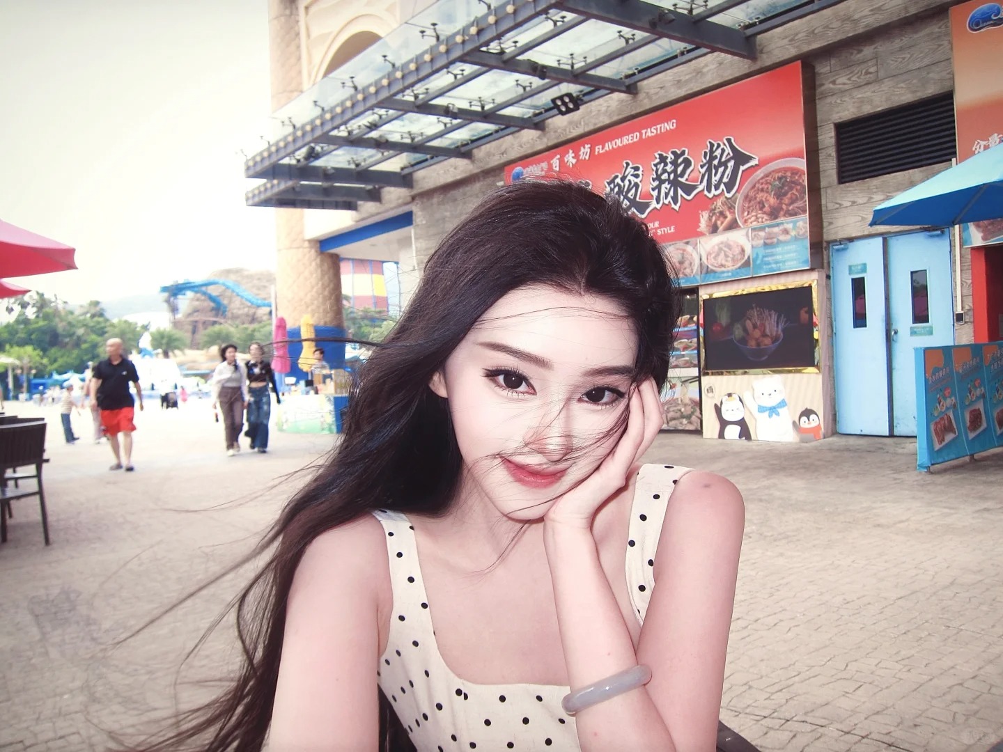 Đến trễ lễ khai mạc hội thao, nữ sinh hớt hải chạy trên sân tạo nên khoảnh khắc đẹp như phim: 6 giây thần thánh!- Ảnh 7. Đến trễ lễ khai mạc hội thao, nữ sinh hớt hải chạy trên sân tạo nên khoảnh khắc đẹp như phim: 6 giây thần thánh!- Ảnh 7.