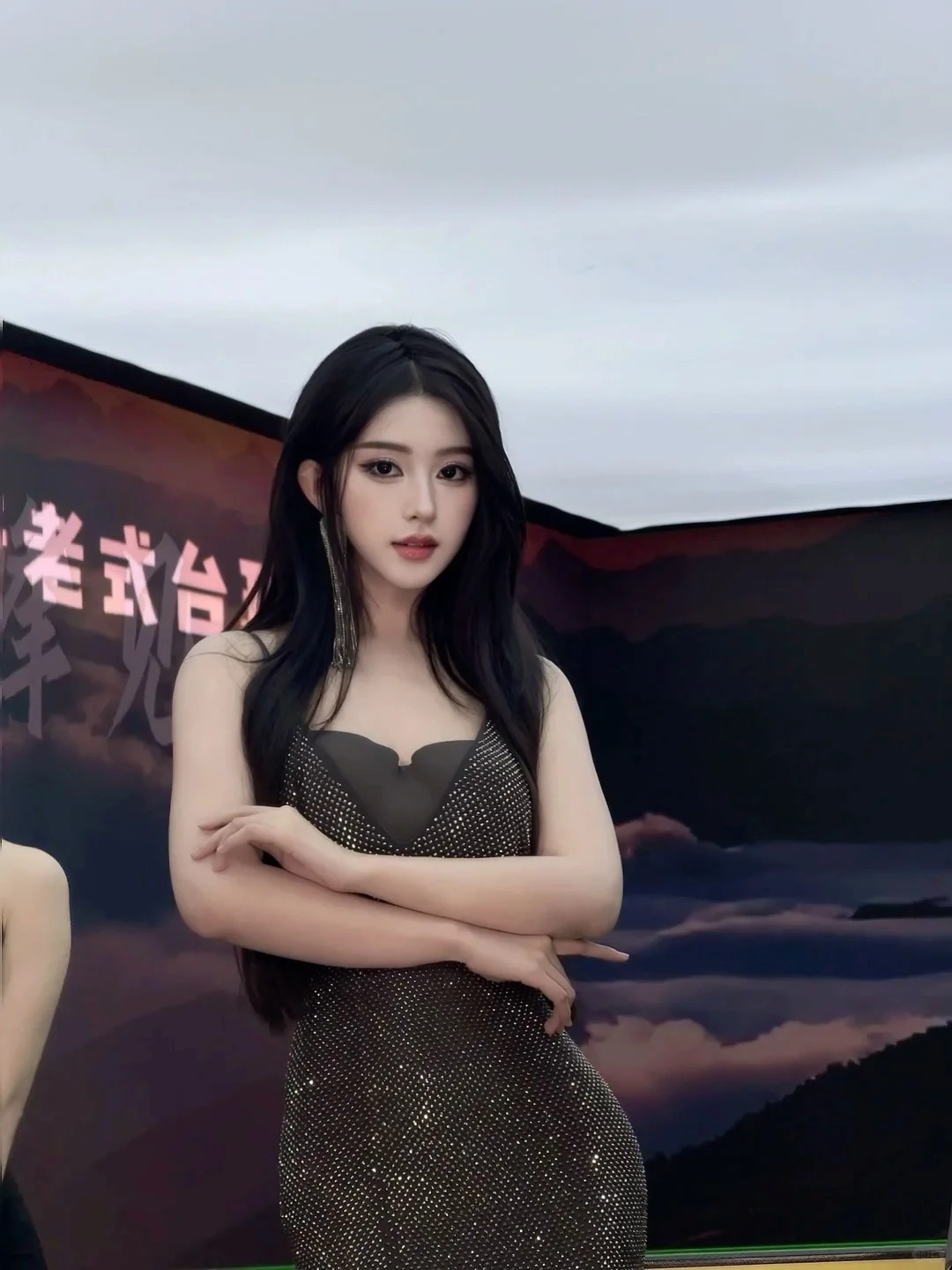 Đến trễ lễ khai mạc hội thao, nữ sinh hớt hải chạy trên sân tạo nên khoảnh khắc đẹp như phim: 6 giây thần thánh!- Ảnh 11. Đến trễ lễ khai mạc hội thao, nữ sinh hớt hải chạy trên sân tạo nên khoảnh khắc đẹp như phim: 6 giây thần thánh!- Ảnh 11.