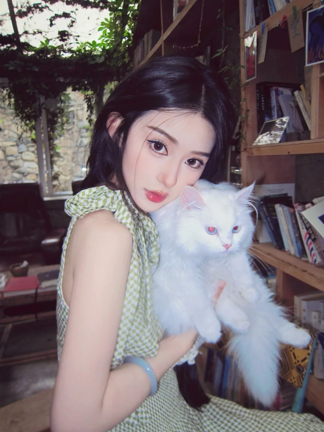 Đến trễ lễ khai mạc hội thao, nữ sinh hớt hải chạy trên sân tạo nên khoảnh khắc đẹp như phim: 6 giây thần thánh!- Ảnh 10. Đến trễ lễ khai mạc hội thao, nữ sinh hớt hải chạy trên sân tạo nên khoảnh khắc đẹp như phim: 6 giây thần thánh!- Ảnh 10.