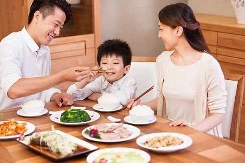 Nếu con có những hành vi này trong bữa cơm gia đình - hãy nắn chỉnh vì đó có thể là dấu hiệu của sự VÔ ƠN, BẤT HIẾU- Ảnh 1. Nếu con có những hành vi này trong bữa cơm gia đình - hãy nắn chỉnh vì đó có thể là dấu hiệu của sự VÔ ƠN, BẤT HIẾU- Ảnh 1.