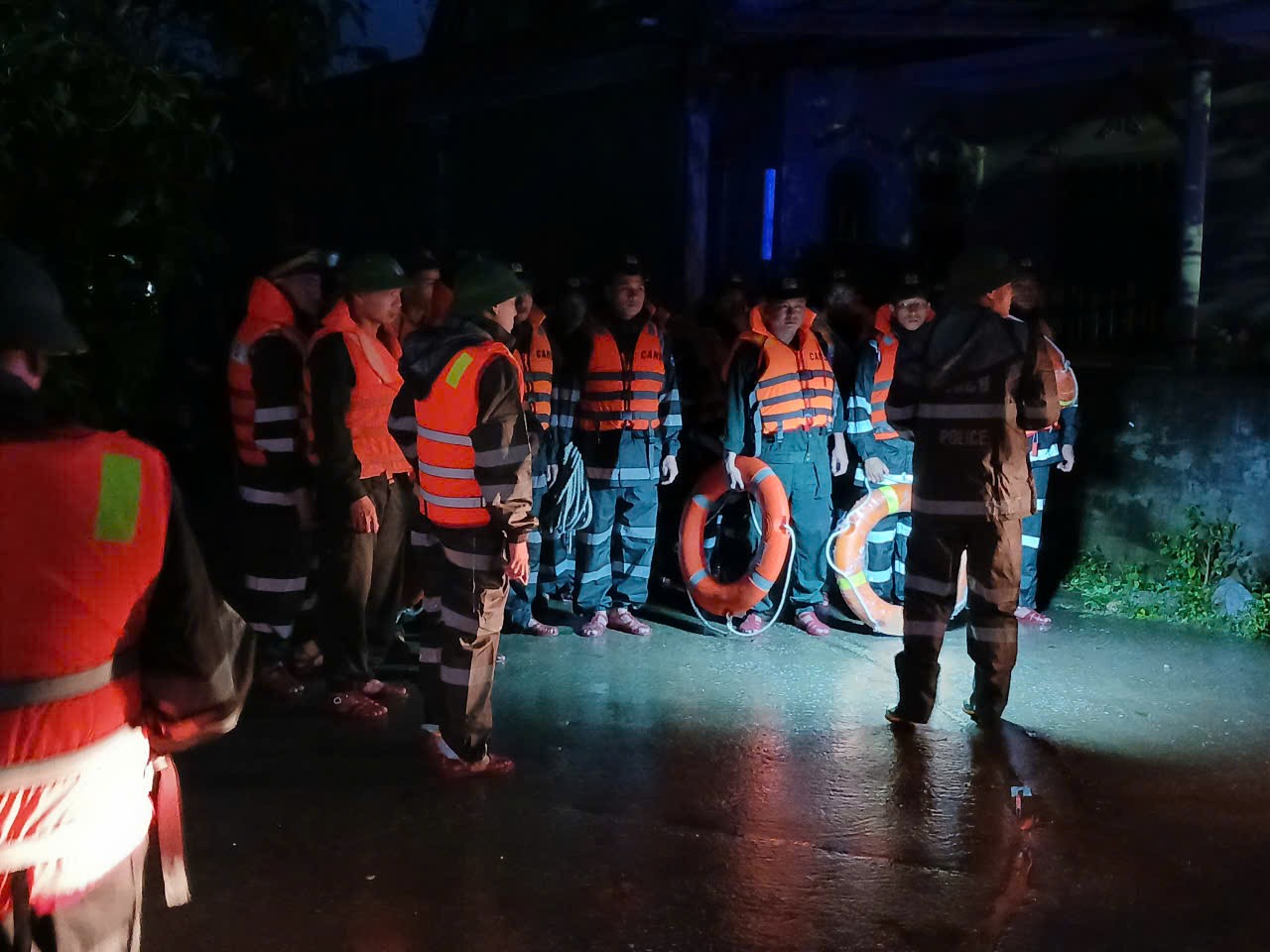 Hơn 100 người đang tìm kiếm bé gái 10 tuổi bị lũ cuốn- Ảnh 2. Hơn 100 người đang tìm kiếm bé gái 10 tuổi bị lũ cuốn- Ảnh 2.