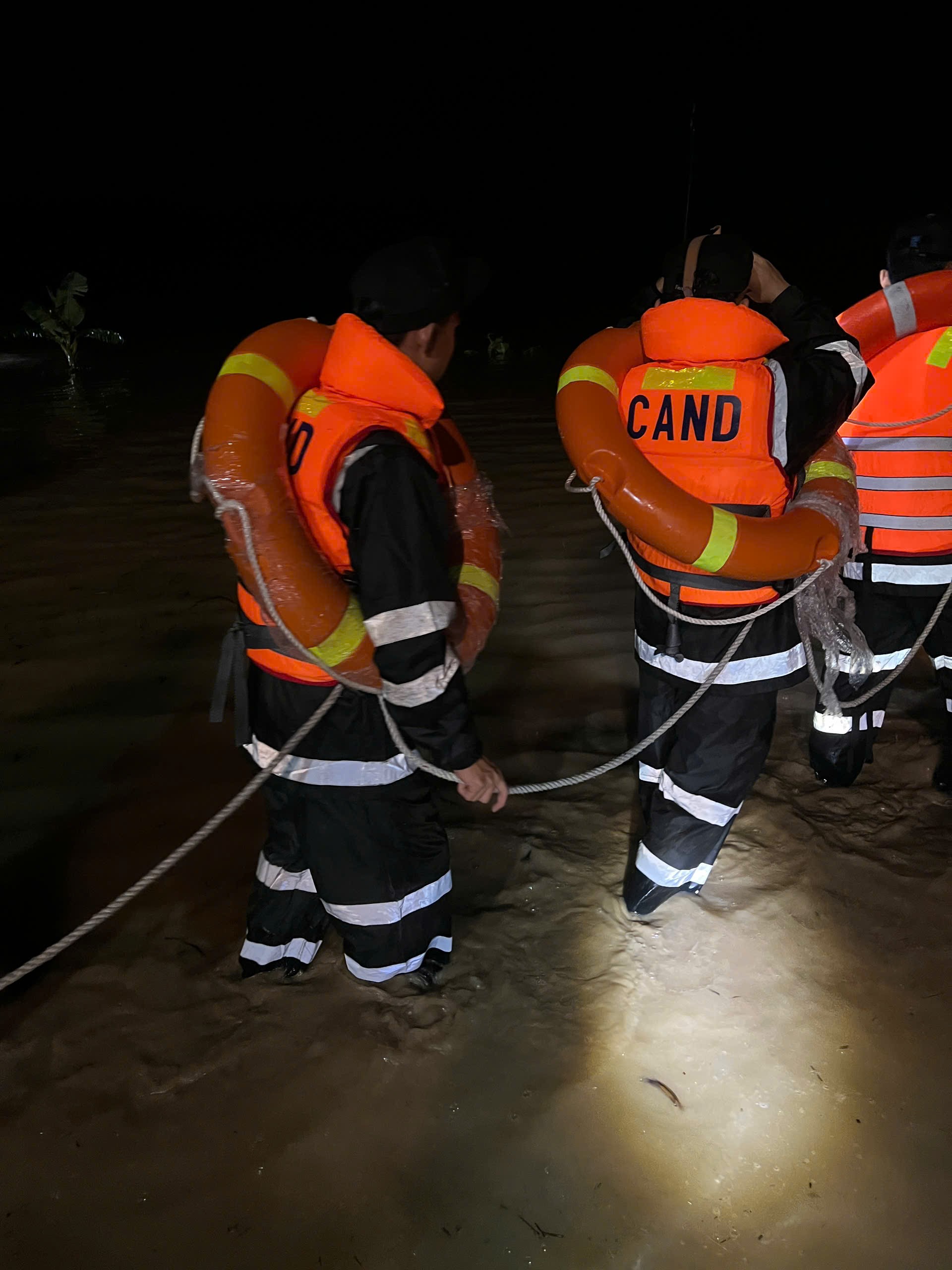 Hơn 100 người đang tìm kiếm bé gái 10 tuổi bị lũ cuốn- Ảnh 6. Hơn 100 người đang tìm kiếm bé gái 10 tuổi bị lũ cuốn- Ảnh 6.