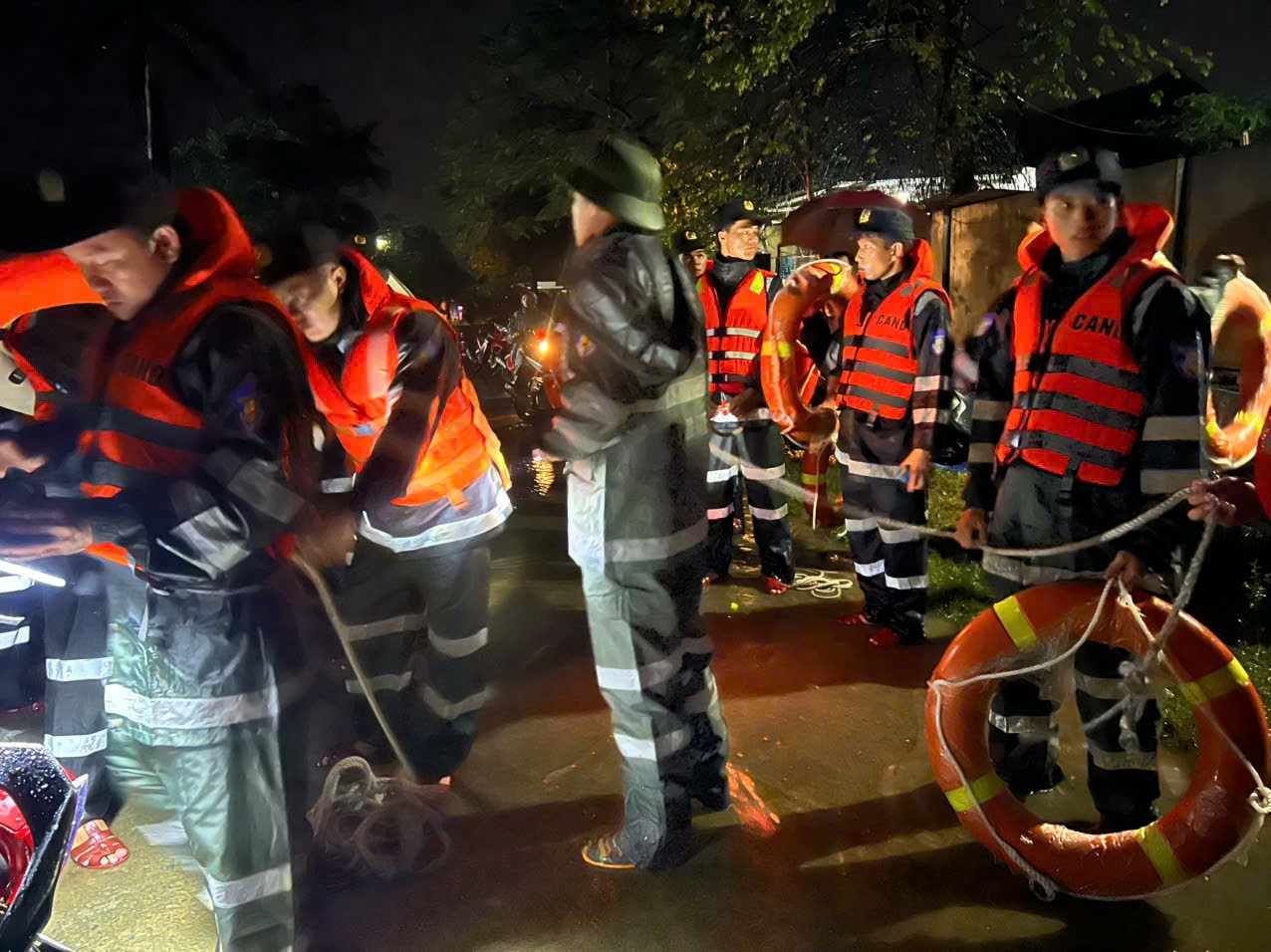 Hơn 100 người đang tìm kiếm bé gái 10 tuổi bị lũ cuốn- Ảnh 8. Hơn 100 người đang tìm kiếm bé gái 10 tuổi bị lũ cuốn- Ảnh 8.