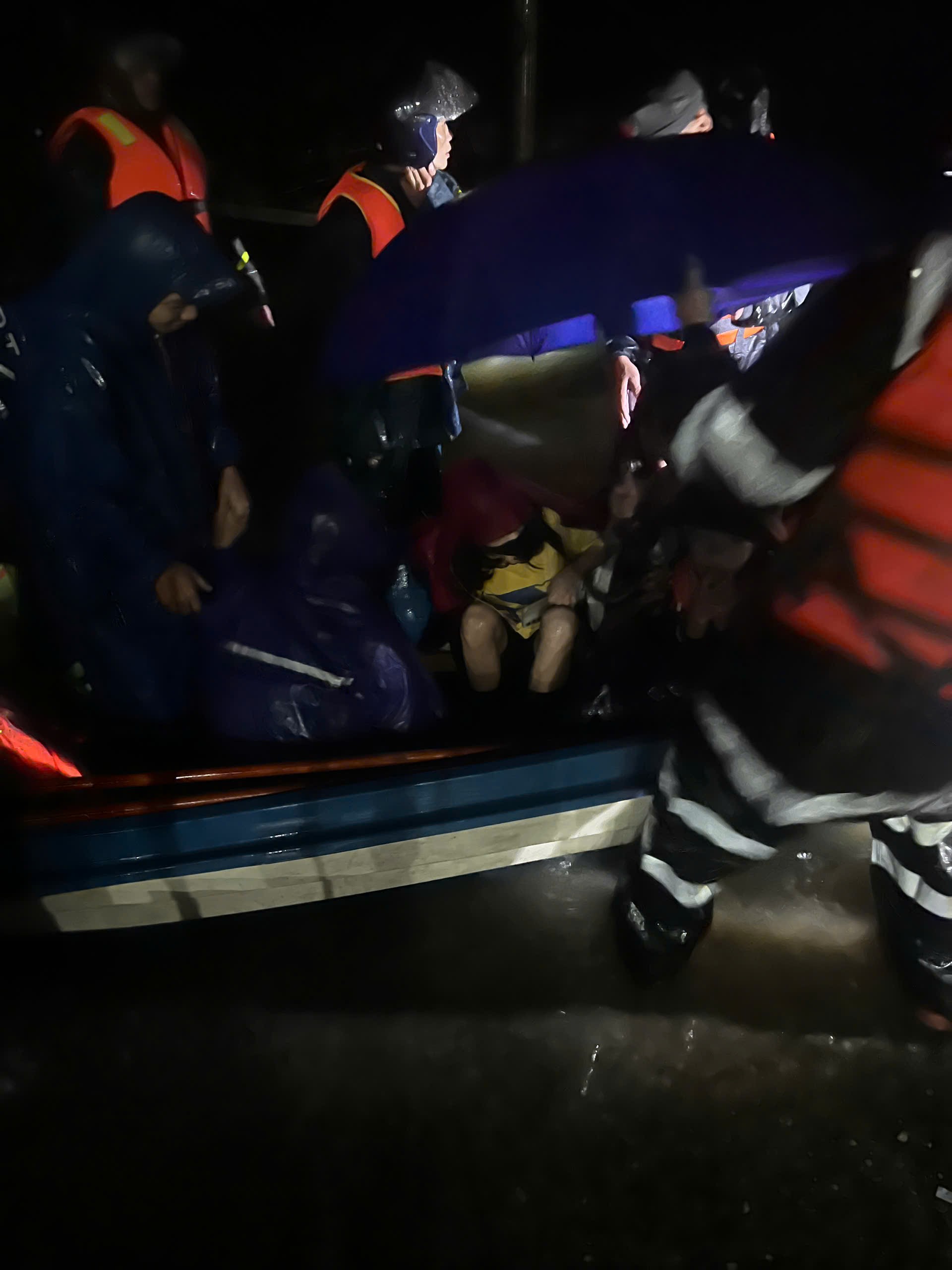 Hơn 100 người đang tìm kiếm bé gái 10 tuổi bị lũ cuốn- Ảnh 7. Hơn 100 người đang tìm kiếm bé gái 10 tuổi bị lũ cuốn- Ảnh 7.