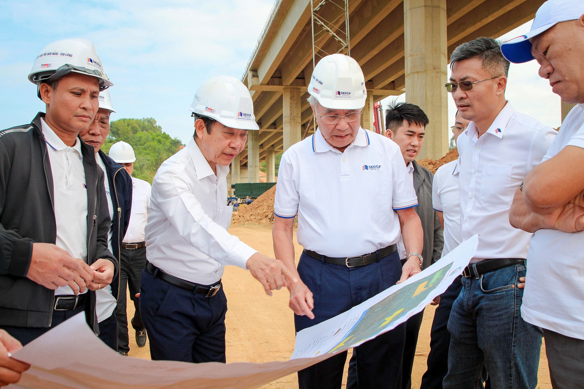 Hơn 400 mũi thi công, 6.000 nhân sự, 2.700 thiết bị dồn lực đẩy nhanh tiến độ 2 cao tốc để thống tuyến cuối năm theo chỉ đạo của Thủ tướng- Ảnh 1. Hơn 400 mũi thi công, 6.000 nhân sự, 2.700 thiết bị dồn lực đẩy nhanh tiến độ 2 cao tốc để thống tuyến cuối năm theo chỉ đạo của Thủ tướng- Ảnh 1.