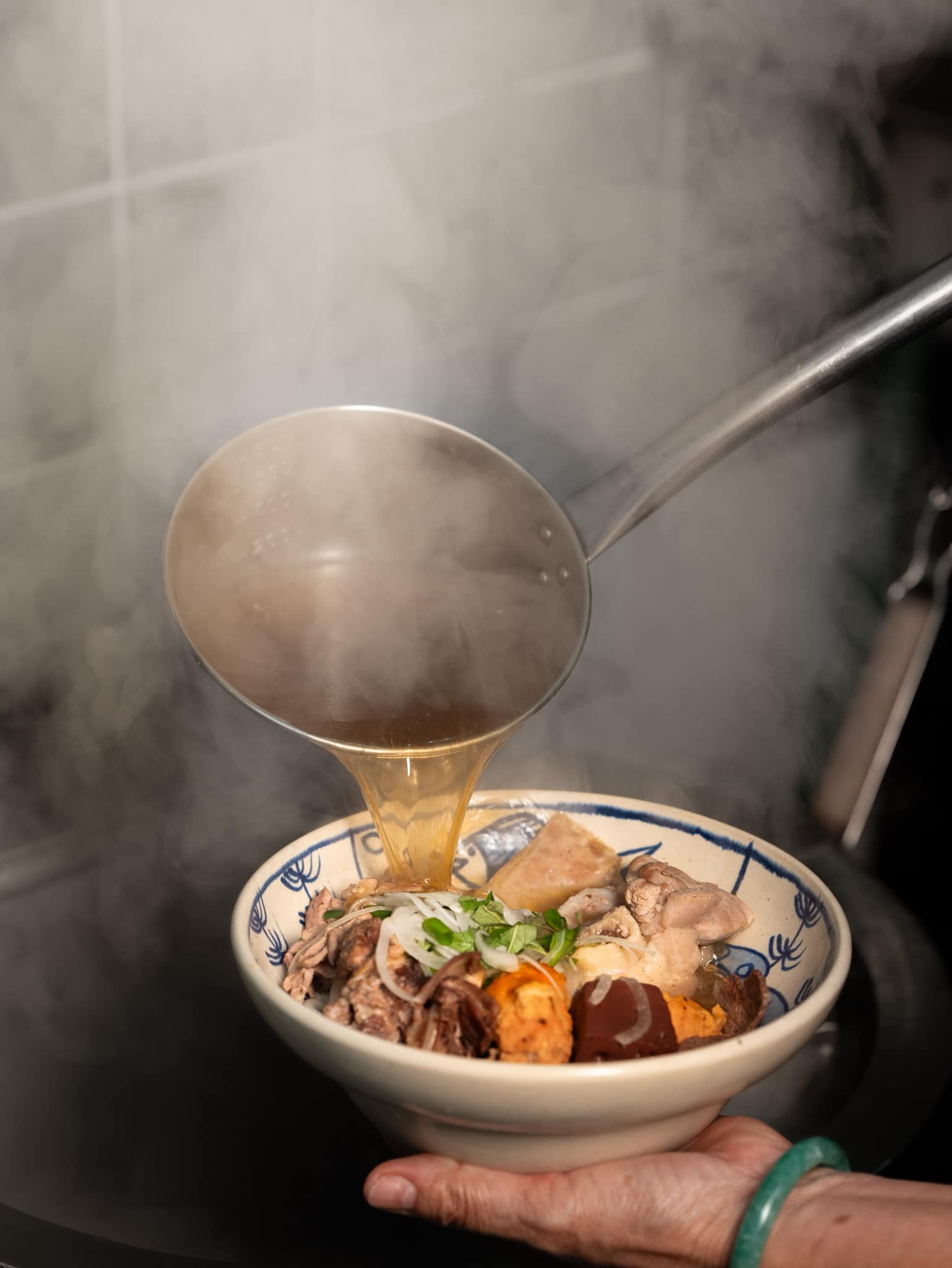 Á hậu Quỳnh Châu mới về làm dâu nhà giàu, ai ngờ mẹ đẻ lại làm thế này- Ảnh 3. Á hậu Quỳnh Châu mới về làm dâu nhà giàu, ai ngờ mẹ đẻ lại làm thế này- Ảnh 3.