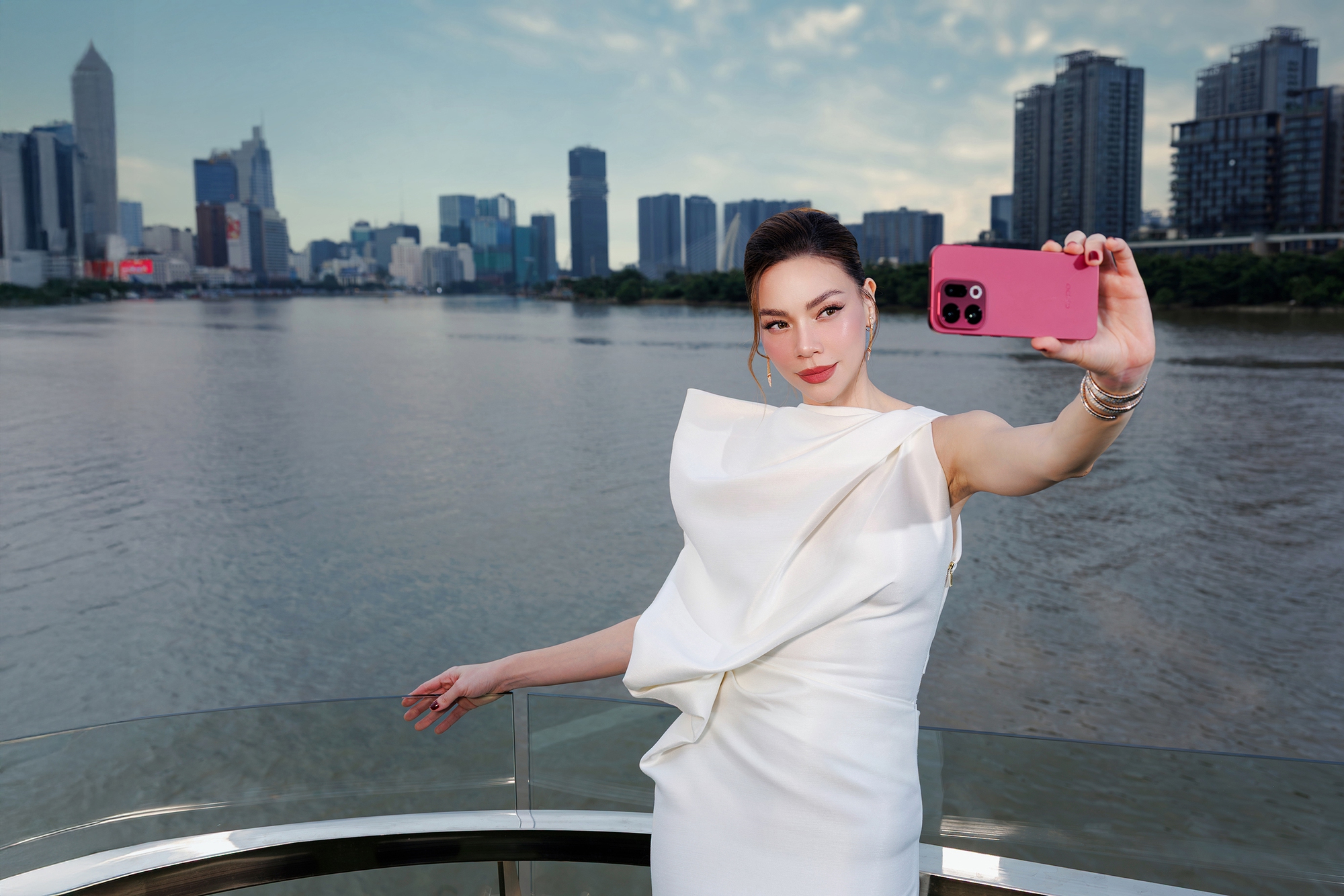 Mẫu điện thoại vừa được Hồ Ngọc Hà giới thiệu có gì đặc biệt?- Ảnh 2. Mẫu điện thoại vừa được Hồ Ngọc Hà giới thiệu có gì đặc biệt?- Ảnh 2.