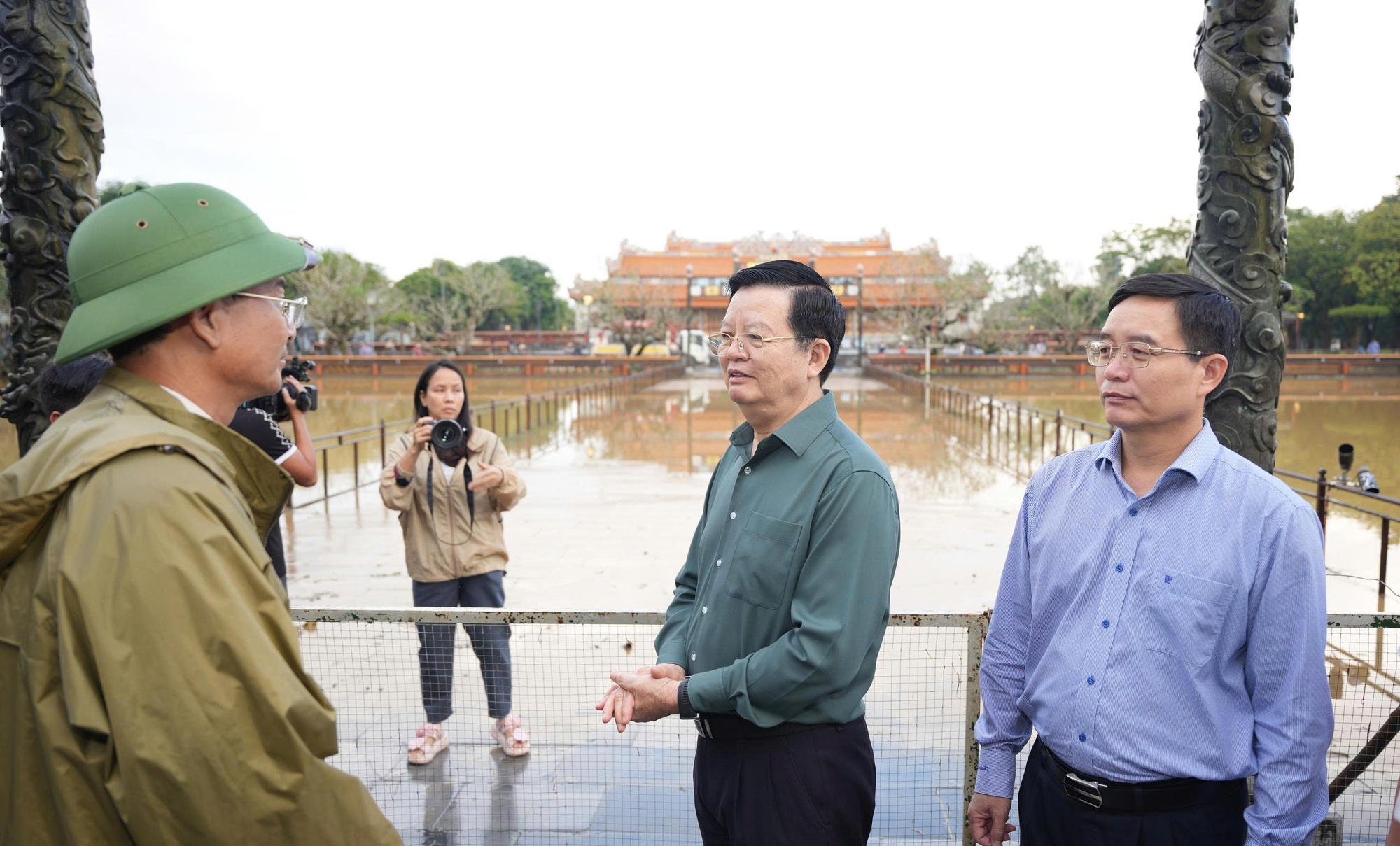 Phó Thủ tướng Mai Văn Chính kiểm tra di tích Đại nội Huế- Ảnh 1. Phó Thủ tướng Mai Văn Chính kiểm tra di tích Đại nội Huế- Ảnh 1.