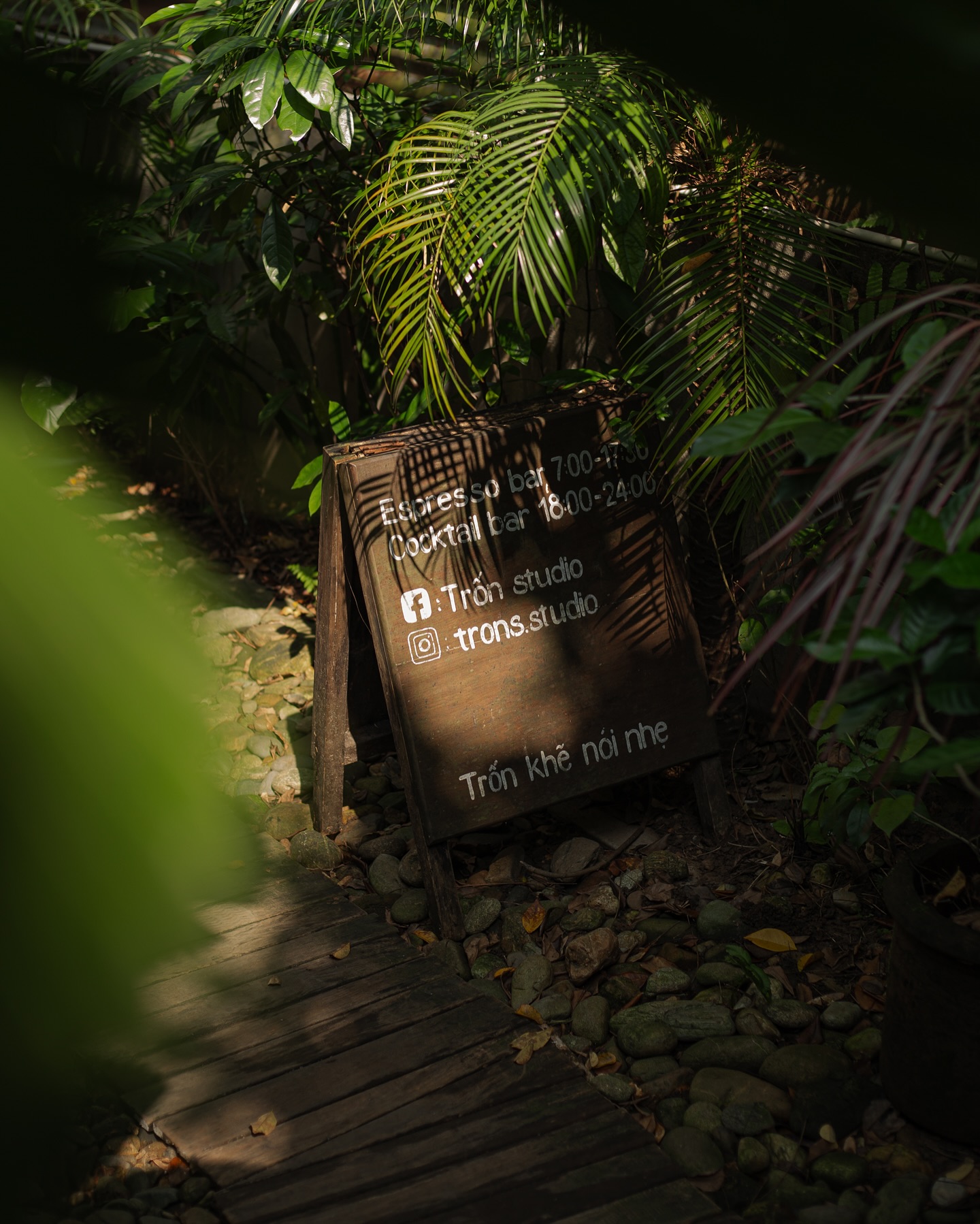 Nàng dâu hào môn Minh Hằng thích mê 1 quán cà phê ở Huế: Nơi bình yên phủ màu cổ kính, chỉ cần ngồi xuống là thấy lòng mình dịu lại- Ảnh 14. Nàng dâu hào môn Minh Hằng thích mê 1 quán cà phê ở Huế: Nơi bình yên phủ màu cổ kính, chỉ cần ngồi xuống là thấy lòng mình dịu lại- Ảnh 14.