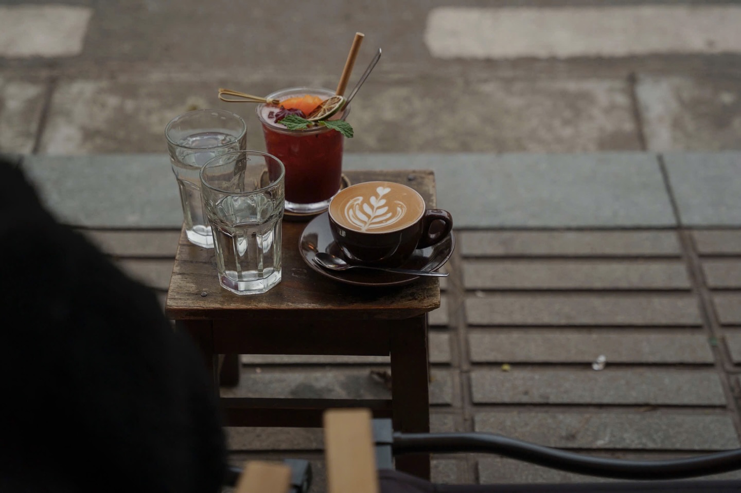 Nàng dâu hào môn Minh Hằng thích mê 1 quán cà phê ở Huế: Nơi bình yên phủ màu cổ kính, chỉ cần ngồi xuống là thấy lòng mình dịu lại- Ảnh 12. Nàng dâu hào môn Minh Hằng thích mê 1 quán cà phê ở Huế: Nơi bình yên phủ màu cổ kính, chỉ cần ngồi xuống là thấy lòng mình dịu lại- Ảnh 12.