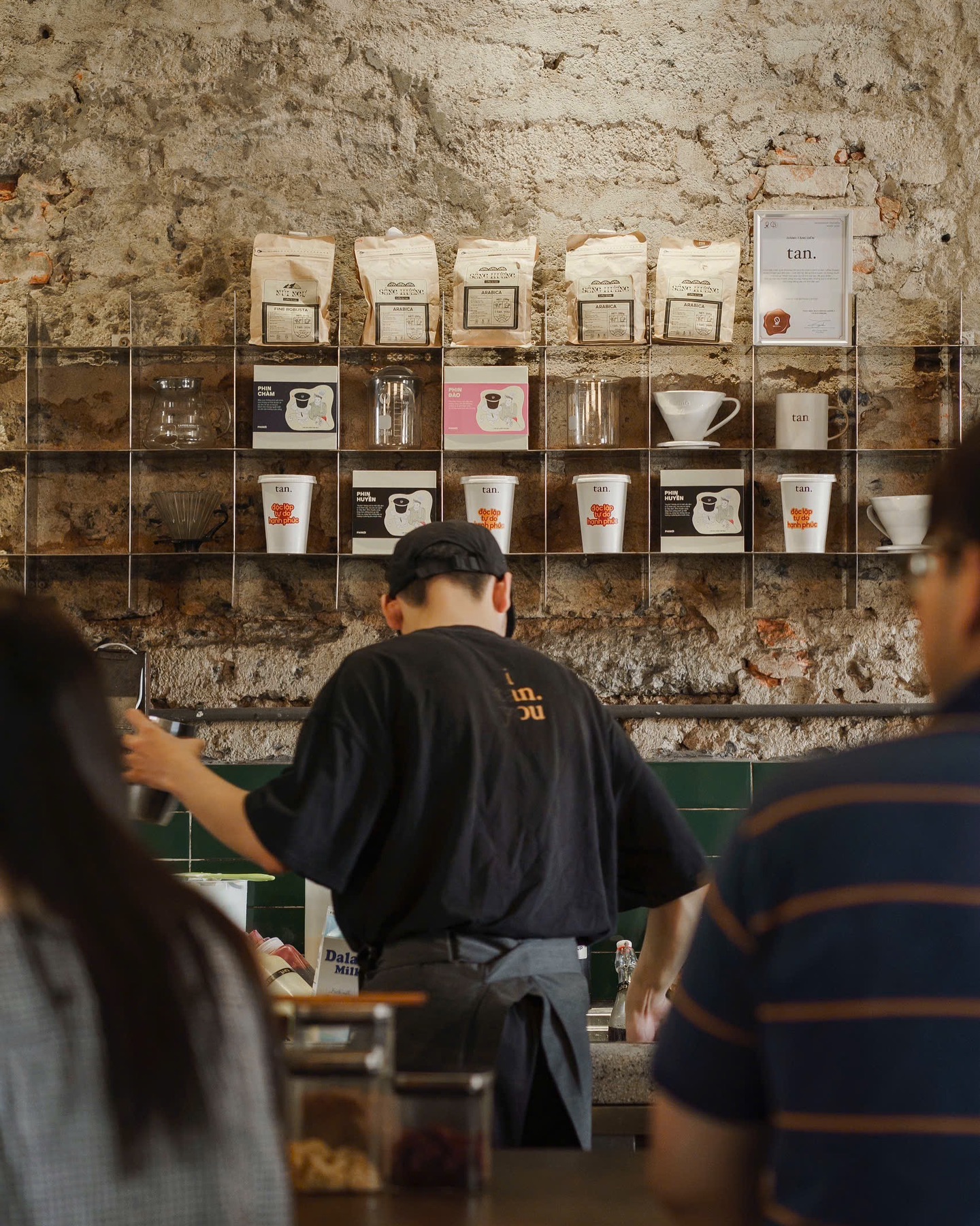 Nàng dâu hào môn Minh Hằng thích mê 1 quán cà phê ở Huế: Nơi bình yên phủ màu cổ kính, chỉ cần ngồi xuống là thấy lòng mình dịu lại- Ảnh 10. Nàng dâu hào môn Minh Hằng thích mê 1 quán cà phê ở Huế: Nơi bình yên phủ màu cổ kính, chỉ cần ngồi xuống là thấy lòng mình dịu lại- Ảnh 10.