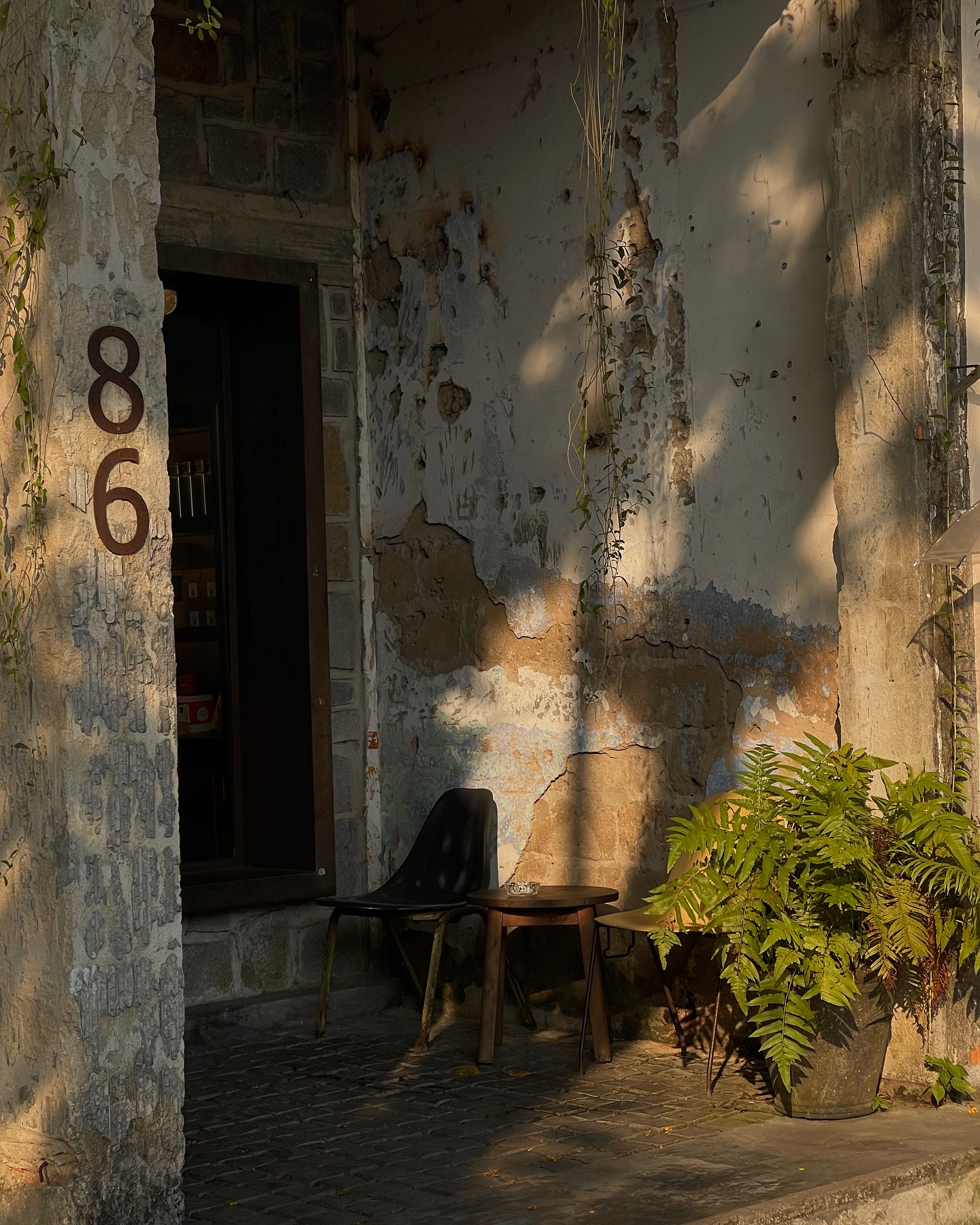 Nàng dâu hào môn Minh Hằng thích mê 1 quán cà phê ở Huế: Nơi bình yên phủ màu cổ kính, chỉ cần ngồi xuống là thấy lòng mình dịu lại- Ảnh 8. Nàng dâu hào môn Minh Hằng thích mê 1 quán cà phê ở Huế: Nơi bình yên phủ màu cổ kính, chỉ cần ngồi xuống là thấy lòng mình dịu lại- Ảnh 8.