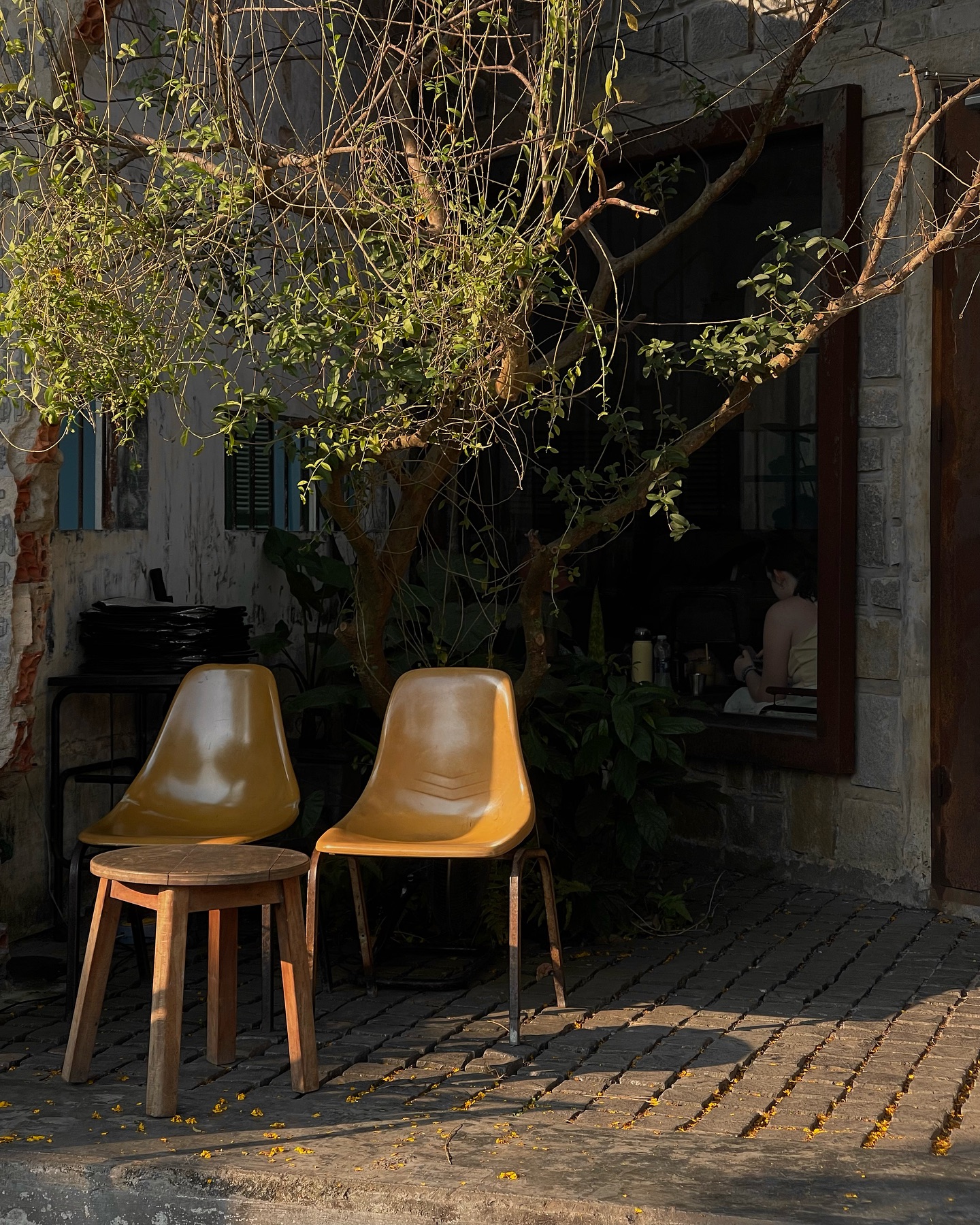 Nàng dâu hào môn Minh Hằng thích mê 1 quán cà phê ở Huế: Nơi bình yên phủ màu cổ kính, chỉ cần ngồi xuống là thấy lòng mình dịu lại- Ảnh 9. Nàng dâu hào môn Minh Hằng thích mê 1 quán cà phê ở Huế: Nơi bình yên phủ màu cổ kính, chỉ cần ngồi xuống là thấy lòng mình dịu lại- Ảnh 9.