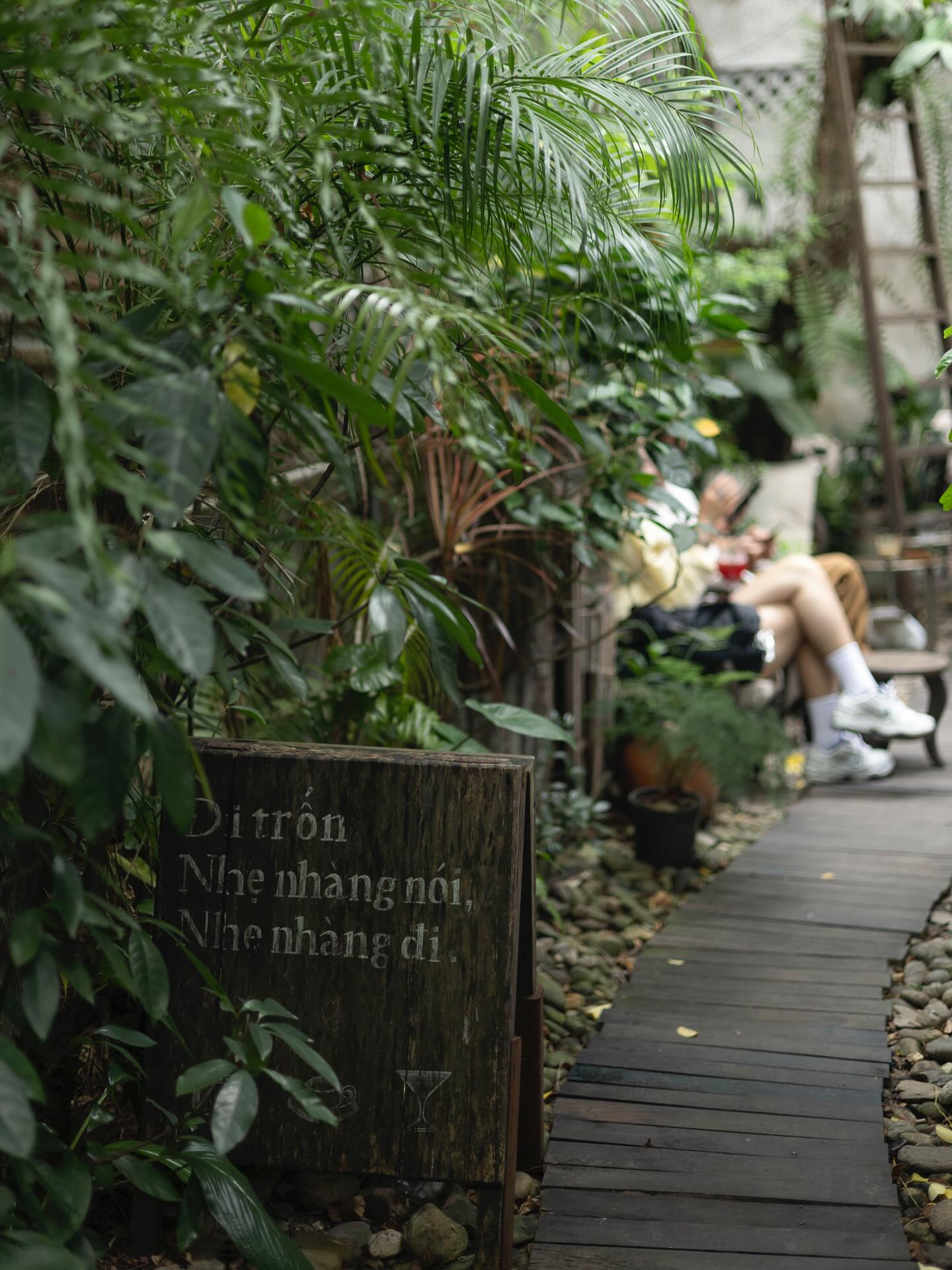 Nàng dâu hào môn Minh Hằng thích mê 1 quán cà phê ở Huế: Nơi bình yên phủ màu cổ kính, chỉ cần ngồi xuống là thấy lòng mình dịu lại- Ảnh 17. Nàng dâu hào môn Minh Hằng thích mê 1 quán cà phê ở Huế: Nơi bình yên phủ màu cổ kính, chỉ cần ngồi xuống là thấy lòng mình dịu lại- Ảnh 17.