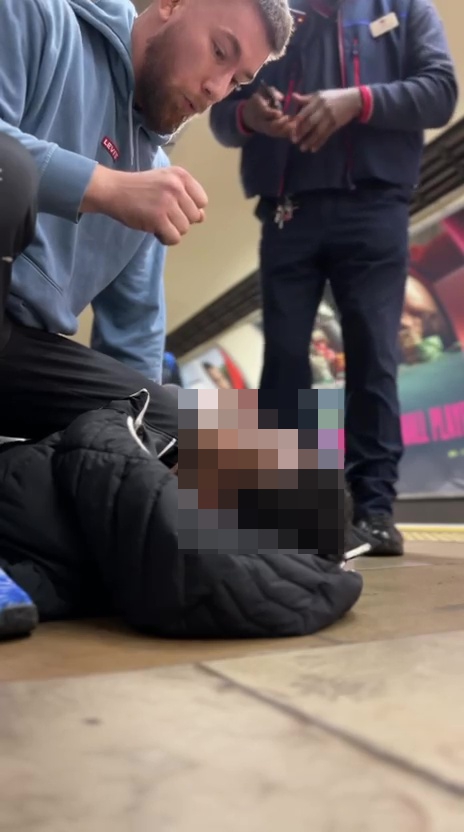 Nghiệp báo tức thì: Vừa thò tay móc túi, tên trộm bị “quật ngã sấp mặt” bởi… nhà vô địch Jiu-jitsu- Ảnh 2. Nghiệp báo tức thì: Vừa thò tay móc túi, tên trộm bị “quật ngã sấp mặt” bởi… nhà vô địch Jiu-jitsu- Ảnh 2.