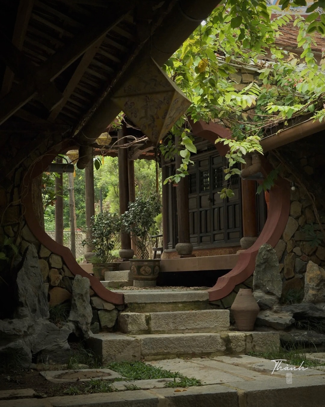 Nàng dâu hào môn Minh Hằng thích mê 1 quán cà phê ở Huế: Nơi bình yên phủ màu cổ kính, chỉ cần ngồi xuống là thấy lòng mình dịu lại- Ảnh 5. Nàng dâu hào môn Minh Hằng thích mê 1 quán cà phê ở Huế: Nơi bình yên phủ màu cổ kính, chỉ cần ngồi xuống là thấy lòng mình dịu lại- Ảnh 5.