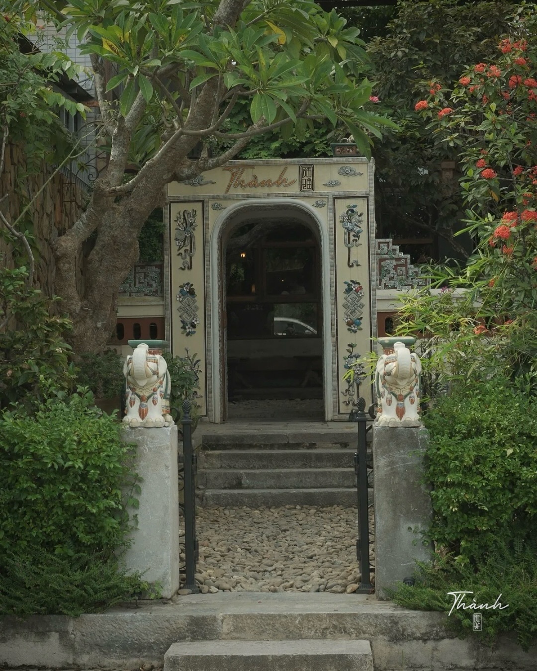 Nàng dâu hào môn Minh Hằng thích mê 1 quán cà phê ở Huế: Nơi bình yên phủ màu cổ kính, chỉ cần ngồi xuống là thấy lòng mình dịu lại- Ảnh 7. Nàng dâu hào môn Minh Hằng thích mê 1 quán cà phê ở Huế: Nơi bình yên phủ màu cổ kính, chỉ cần ngồi xuống là thấy lòng mình dịu lại- Ảnh 7.