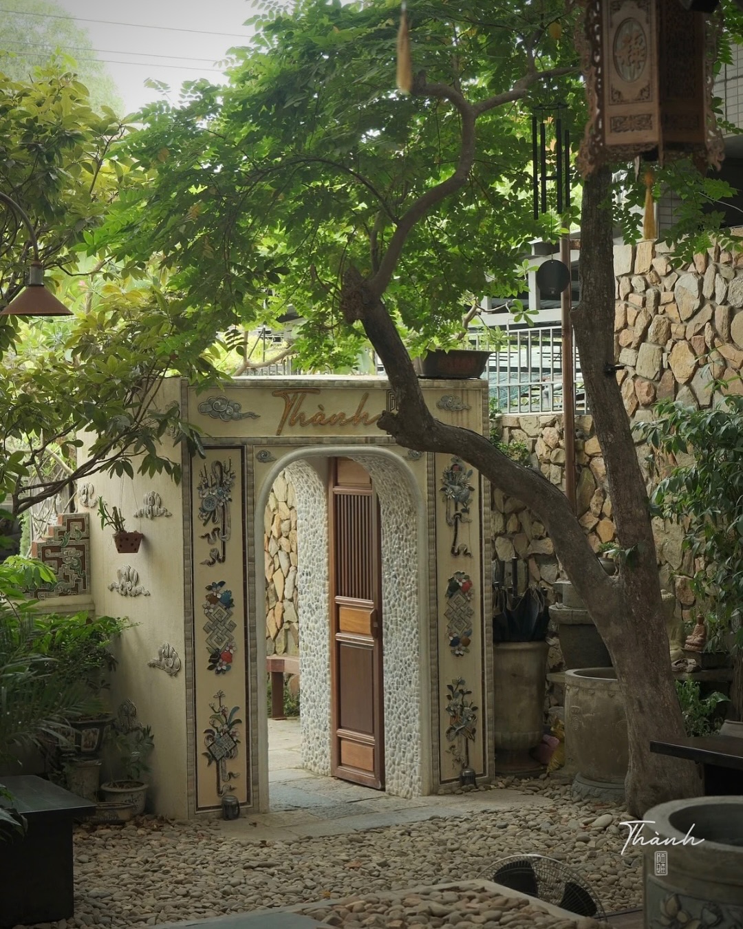 Nàng dâu hào môn Minh Hằng thích mê 1 quán cà phê ở Huế: Nơi bình yên phủ màu cổ kính, chỉ cần ngồi xuống là thấy lòng mình dịu lại- Ảnh 6. Nàng dâu hào môn Minh Hằng thích mê 1 quán cà phê ở Huế: Nơi bình yên phủ màu cổ kính, chỉ cần ngồi xuống là thấy lòng mình dịu lại- Ảnh 6.