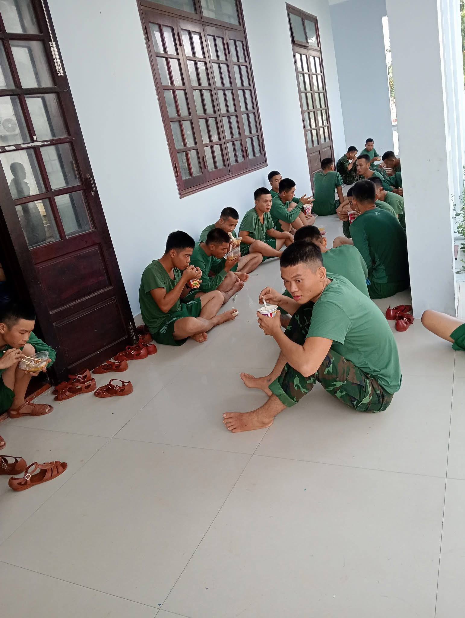 Đôi chân sưng phù của người lính giữa trận lũ lịch sử ở Đà Nẵng: Những hình ảnh khiến cả mạng xã hội nghẹn ngào- Ảnh 1. Đôi chân sưng phù của người lính giữa trận lũ lịch sử ở Đà Nẵng: Những hình ảnh khiến cả mạng xã hội nghẹn ngào- Ảnh 1.