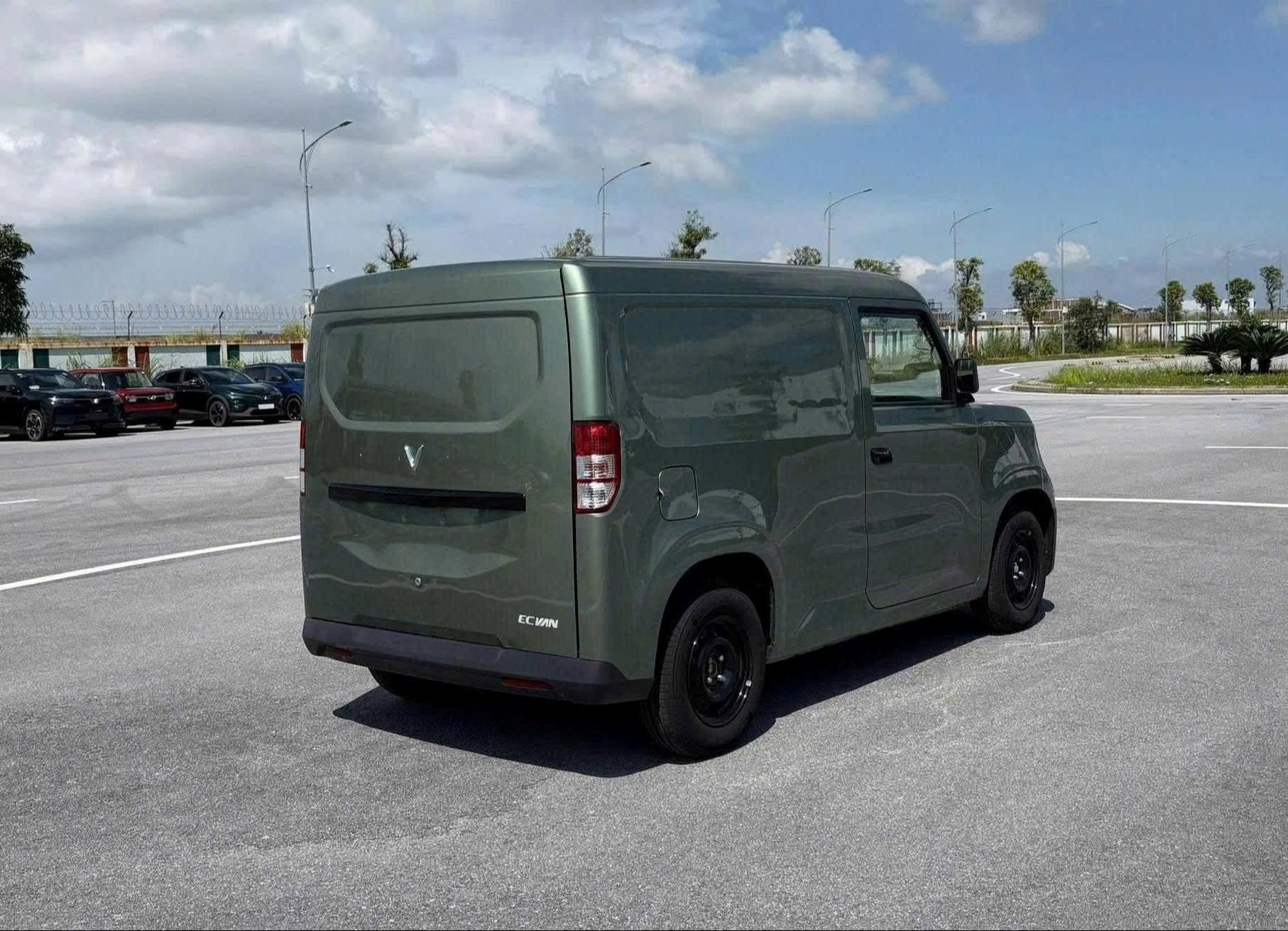VinFast "sửa" một thông số quan trọng của EC Van: Đây là một nâng cấp miễn phí?- Ảnh 2. VinFast "sửa" một thông số quan trọng của EC Van: Đây là một nâng cấp miễn phí?- Ảnh 2.