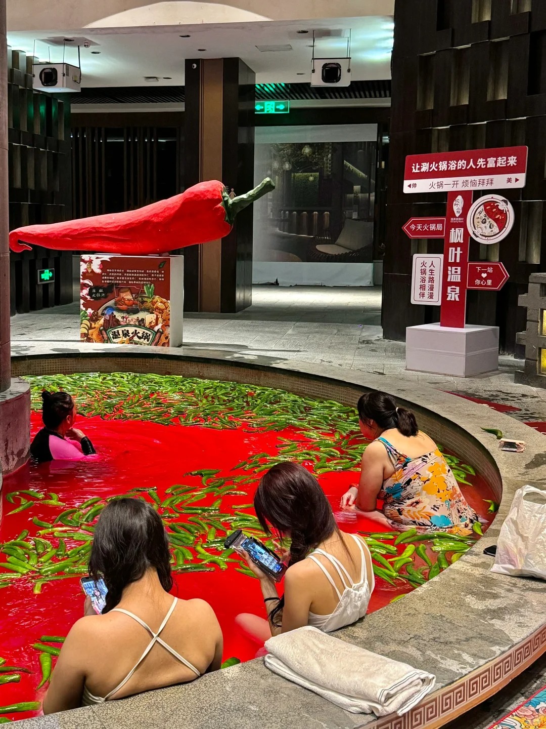 Choáng trước hình ảnh "nồi lẩu người" ở Trung Quốc- Ảnh 4.