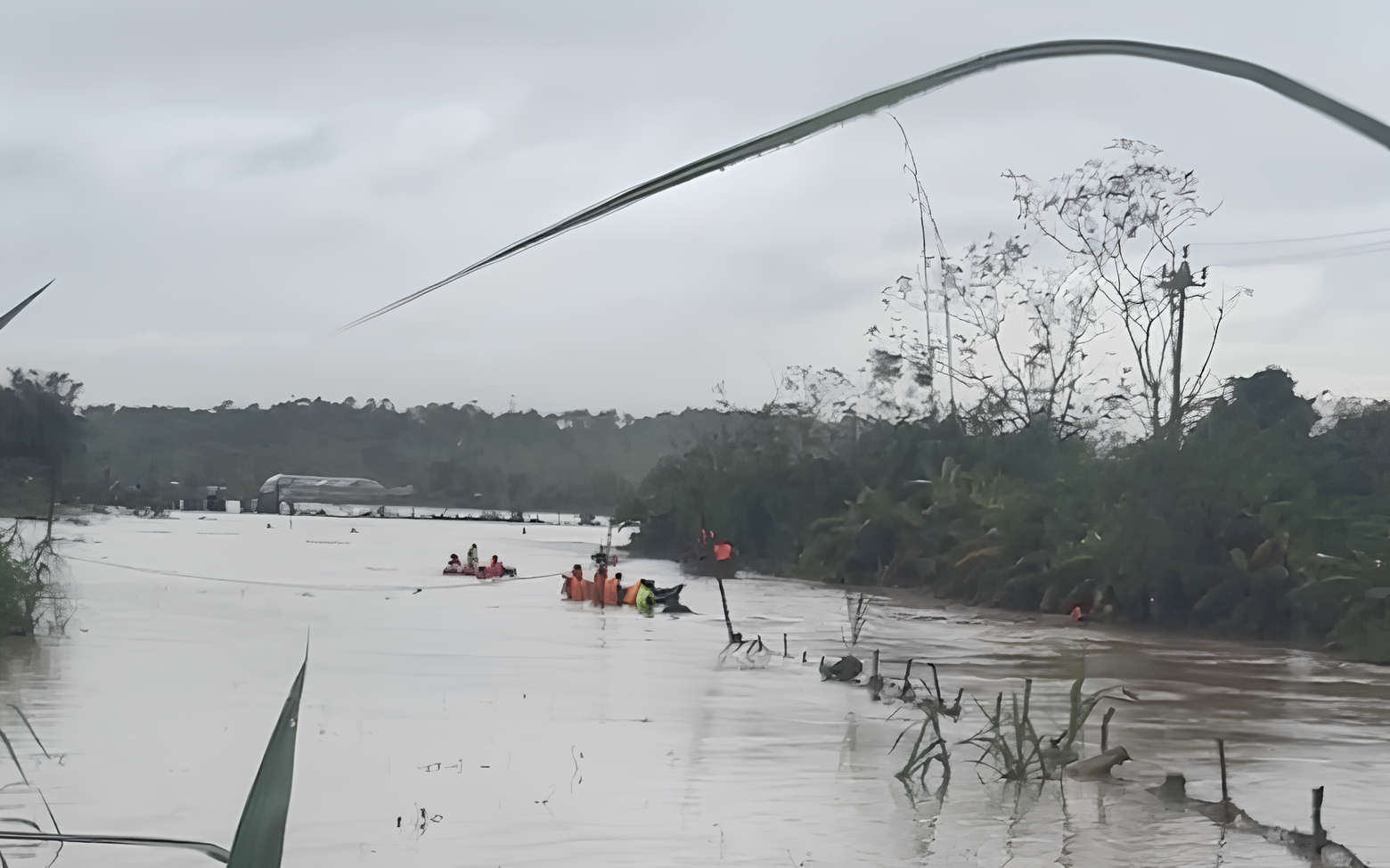 Hơn 100 người đang tìm kiếm bé gái 10 tuổi bị lũ cuốn- Ảnh 4. Hơn 100 người đang tìm kiếm bé gái 10 tuổi bị lũ cuốn- Ảnh 4.