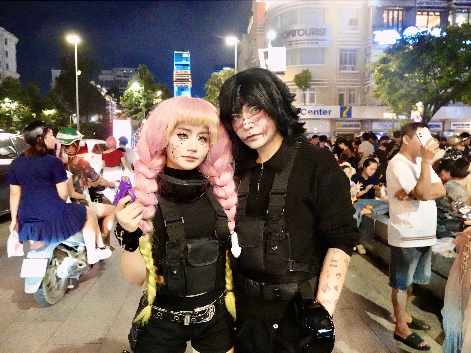 Đúng đêm Halloween ở TP.HCM: Giới trẻ "biến hình" từ kinh dị đến xinh đẹp như tiên nữ- Ảnh 1. Đúng đêm Halloween ở TP.HCM: Giới trẻ "biến hình" từ kinh dị đến xinh đẹp như tiên nữ- Ảnh 1.