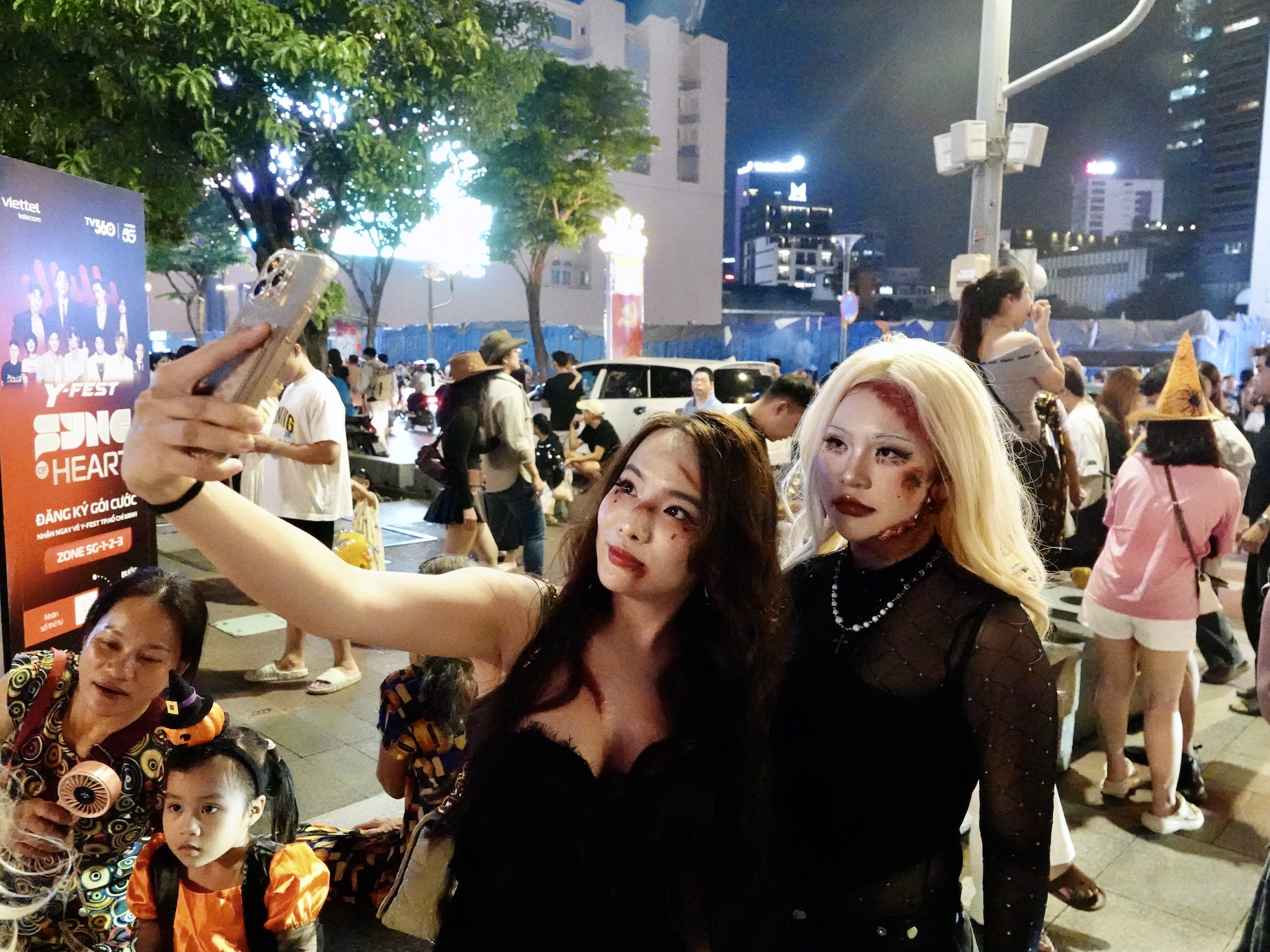 Đúng đêm Halloween ở TP.HCM: Giới trẻ "biến hình" từ kinh dị đến xinh đẹp như tiên nữ- Ảnh 2. Đúng đêm Halloween ở TP.HCM: Giới trẻ "biến hình" từ kinh dị đến xinh đẹp như tiên nữ- Ảnh 2.