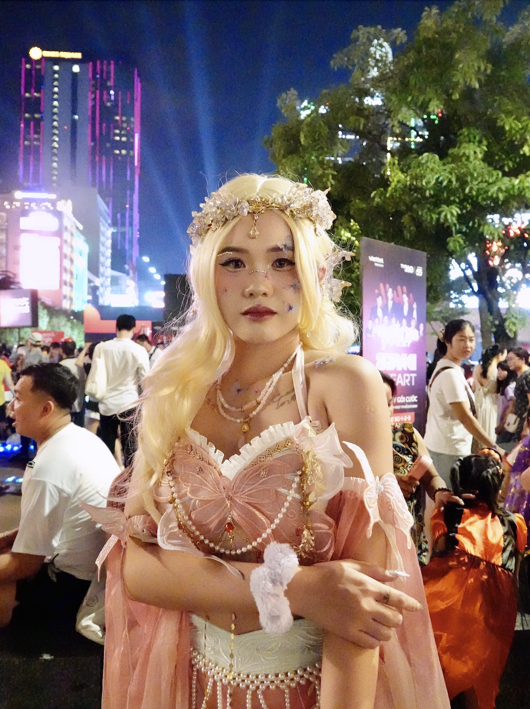 Đúng đêm Halloween ở TP.HCM: Giới trẻ "biến hình" từ kinh dị đến xinh đẹp như tiên nữ- Ảnh 4. Đúng đêm Halloween ở TP.HCM: Giới trẻ "biến hình" từ kinh dị đến xinh đẹp như tiên nữ- Ảnh 4.