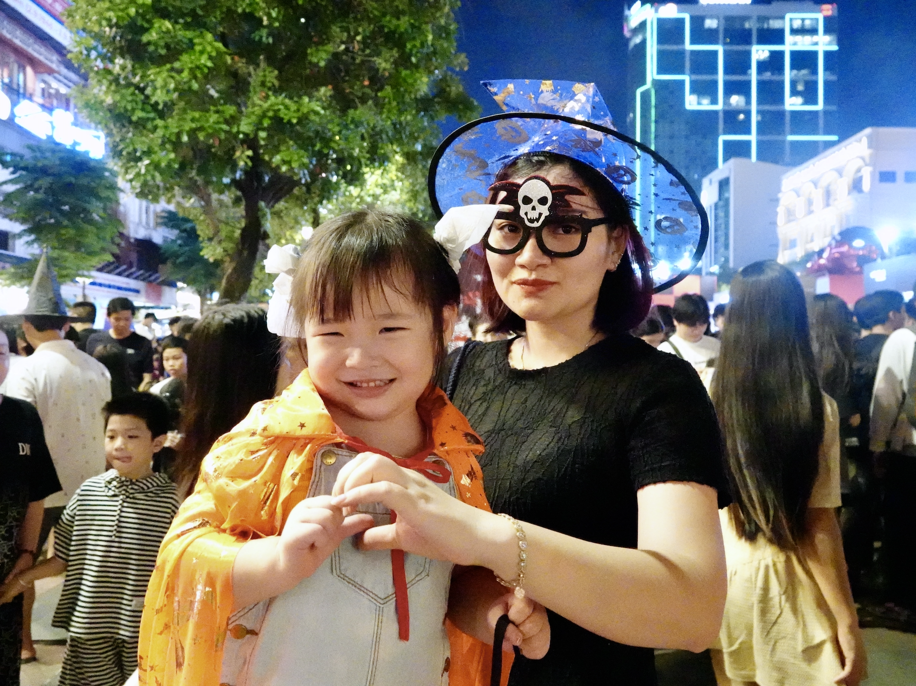 Đúng đêm Halloween ở TP.HCM: Giới trẻ "biến hình" từ kinh dị đến xinh đẹp như tiên nữ- Ảnh 5. Đúng đêm Halloween ở TP.HCM: Giới trẻ "biến hình" từ kinh dị đến xinh đẹp như tiên nữ- Ảnh 5.