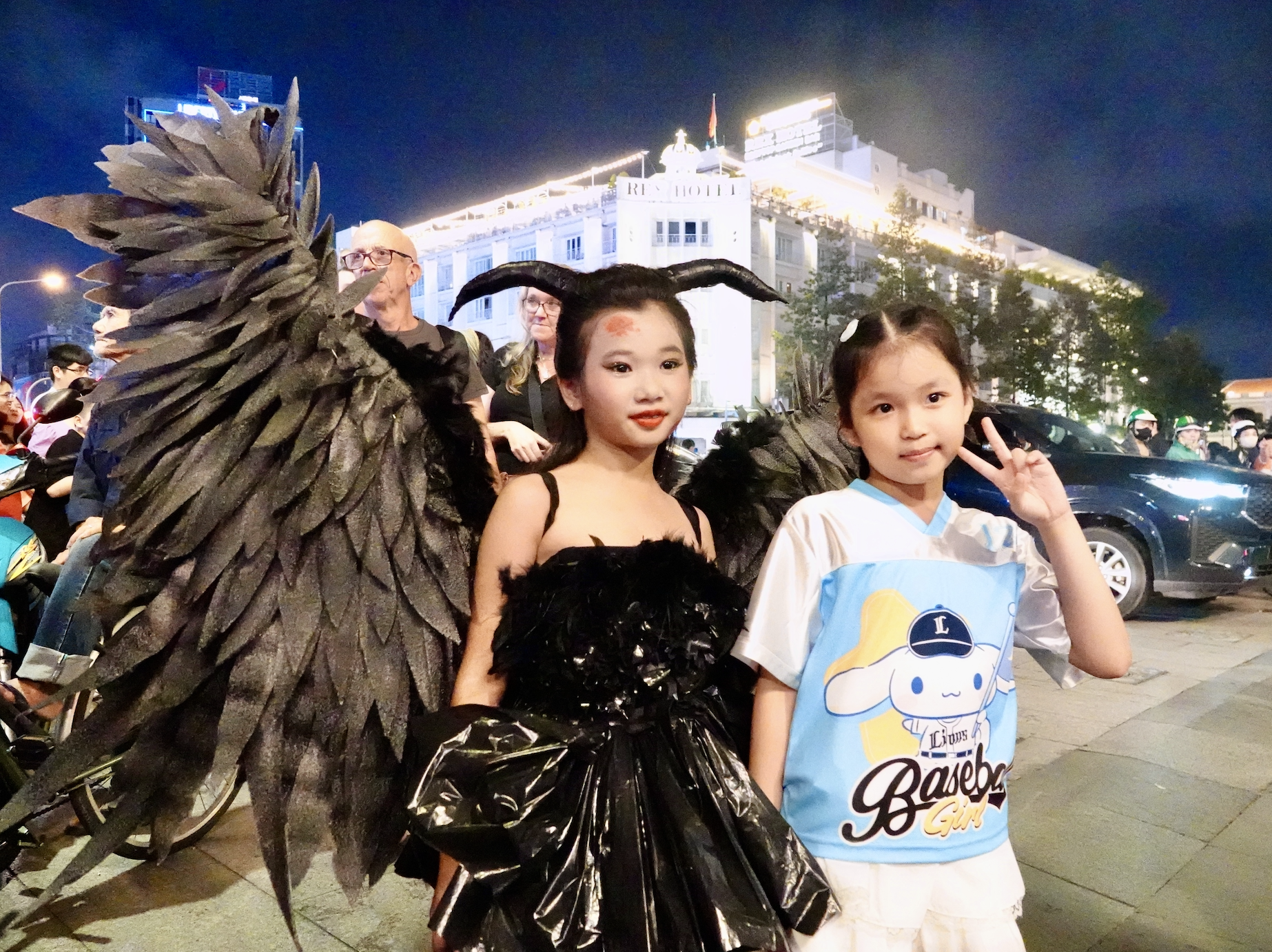 Đúng đêm Halloween ở TP.HCM: Giới trẻ "biến hình" từ kinh dị đến xinh đẹp như tiên nữ- Ảnh 6. Đúng đêm Halloween ở TP.HCM: Giới trẻ "biến hình" từ kinh dị đến xinh đẹp như tiên nữ- Ảnh 6.