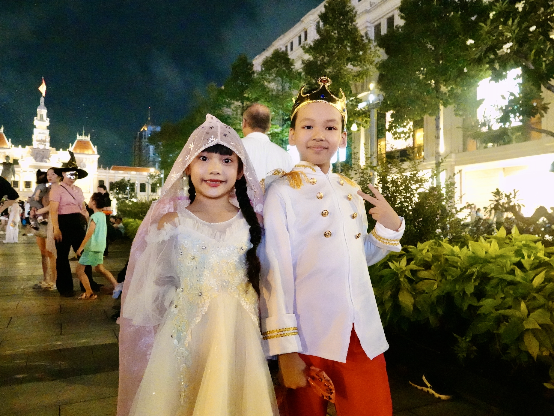 Đúng đêm Halloween ở TP.HCM: Giới trẻ "biến hình" từ kinh dị đến xinh đẹp như tiên nữ- Ảnh 7. Đúng đêm Halloween ở TP.HCM: Giới trẻ "biến hình" từ kinh dị đến xinh đẹp như tiên nữ- Ảnh 7.