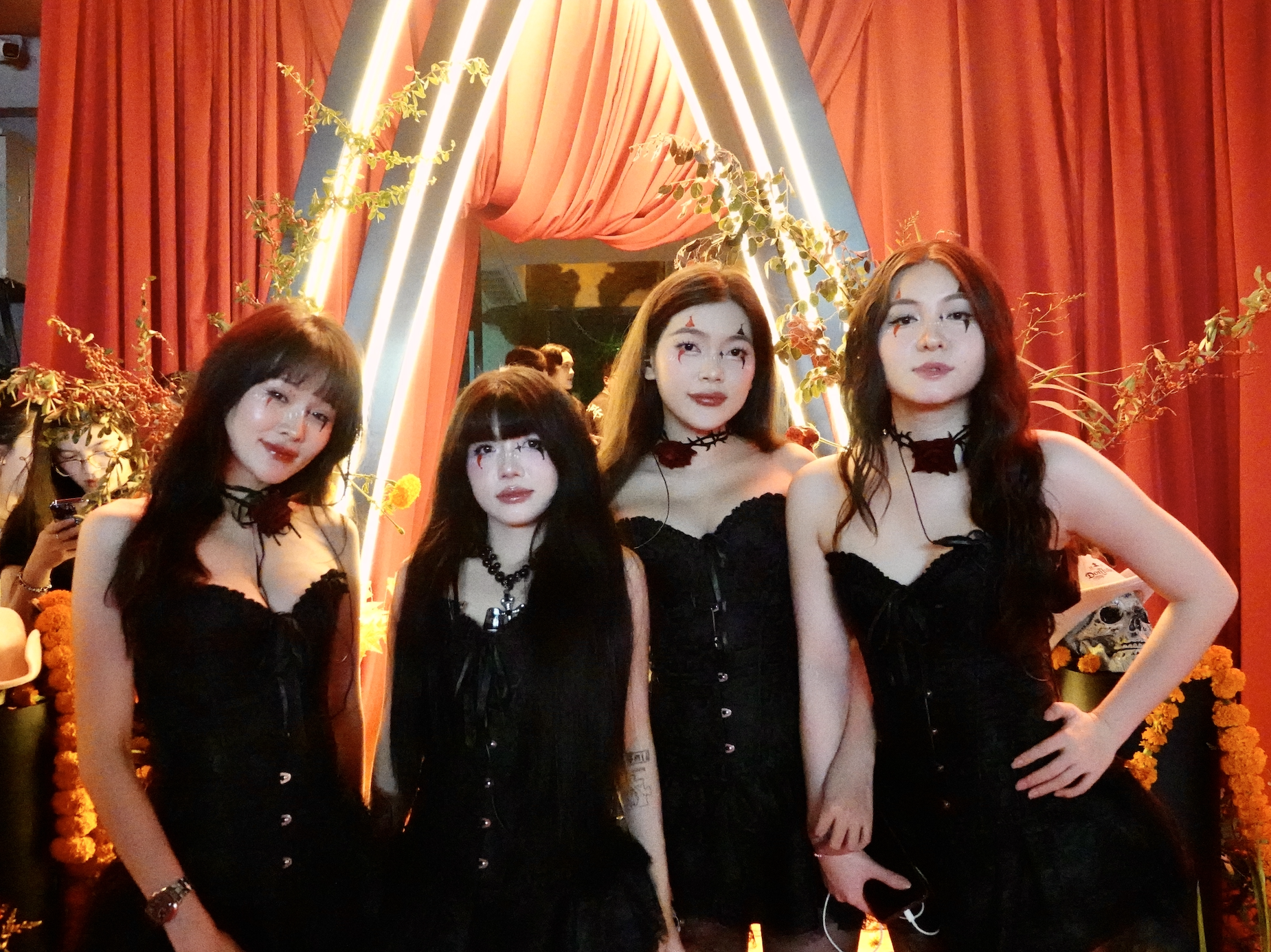 Đúng đêm Halloween ở TP.HCM: Giới trẻ "biến hình" từ kinh dị đến xinh đẹp như tiên nữ- Ảnh 3. Đúng đêm Halloween ở TP.HCM: Giới trẻ "biến hình" từ kinh dị đến xinh đẹp như tiên nữ- Ảnh 3.