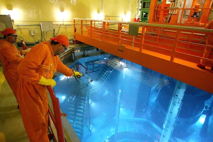 Công nhân rơi xuống khoang nước trong lò hạt nhân, uống phải thứ nguy hiểm: Kết quả đo đáng sợ- Ảnh 1. Công nhân rơi xuống khoang nước trong lò hạt nhân, uống phải thứ nguy hiểm: Kết quả đo đáng sợ- Ảnh 1.