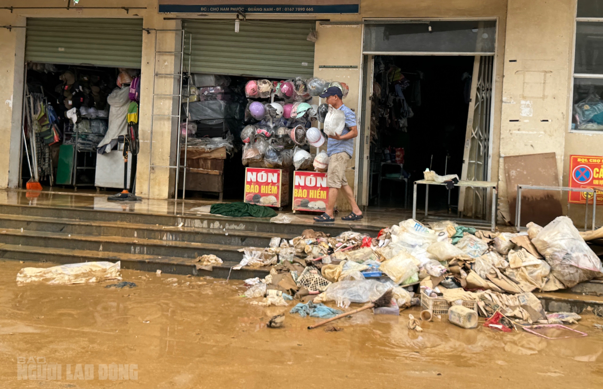 Hình ảnh tan hoang sau lũ lịch sử ở Đà Nẵng, nhiều hộ kinh doanh trắng tay- Ảnh 3. Hình ảnh tan hoang sau lũ lịch sử ở Đà Nẵng, nhiều hộ kinh doanh trắng tay- Ảnh 3.