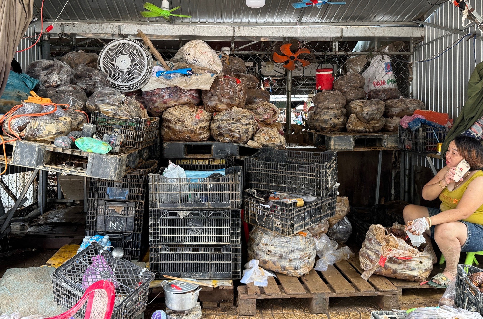 Hình ảnh tan hoang sau lũ lịch sử ở Đà Nẵng, nhiều hộ kinh doanh trắng tay- Ảnh 4. Hình ảnh tan hoang sau lũ lịch sử ở Đà Nẵng, nhiều hộ kinh doanh trắng tay- Ảnh 4.