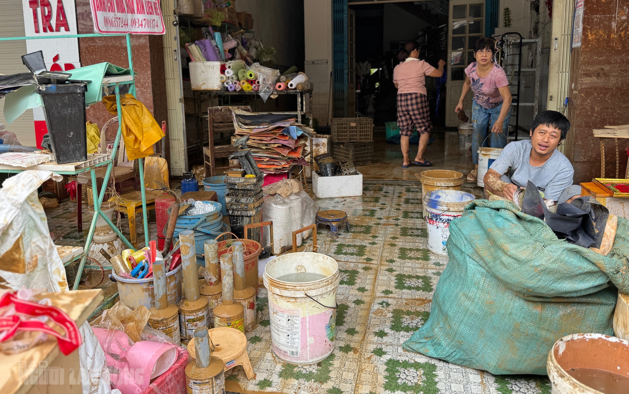 Hình ảnh tan hoang sau lũ lịch sử ở Đà Nẵng, nhiều hộ kinh doanh trắng tay- Ảnh 7. Hình ảnh tan hoang sau lũ lịch sử ở Đà Nẵng, nhiều hộ kinh doanh trắng tay- Ảnh 7.