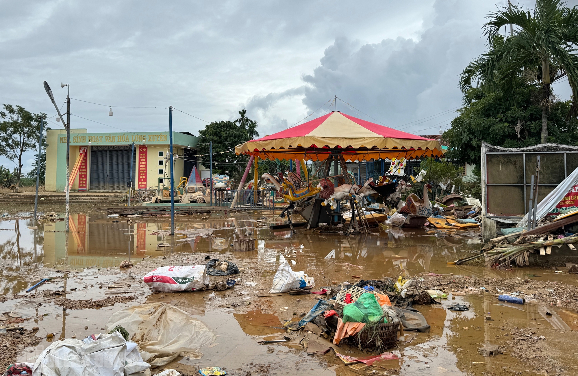 Hình ảnh tan hoang sau lũ lịch sử ở Đà Nẵng, nhiều hộ kinh doanh trắng tay- Ảnh 9. Hình ảnh tan hoang sau lũ lịch sử ở Đà Nẵng, nhiều hộ kinh doanh trắng tay- Ảnh 9.