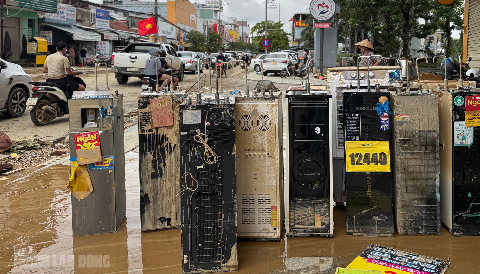 Hình ảnh tan hoang sau lũ lịch sử ở Đà Nẵng, nhiều hộ kinh doanh trắng tay- Ảnh 14. Hình ảnh tan hoang sau lũ lịch sử ở Đà Nẵng, nhiều hộ kinh doanh trắng tay- Ảnh 14.