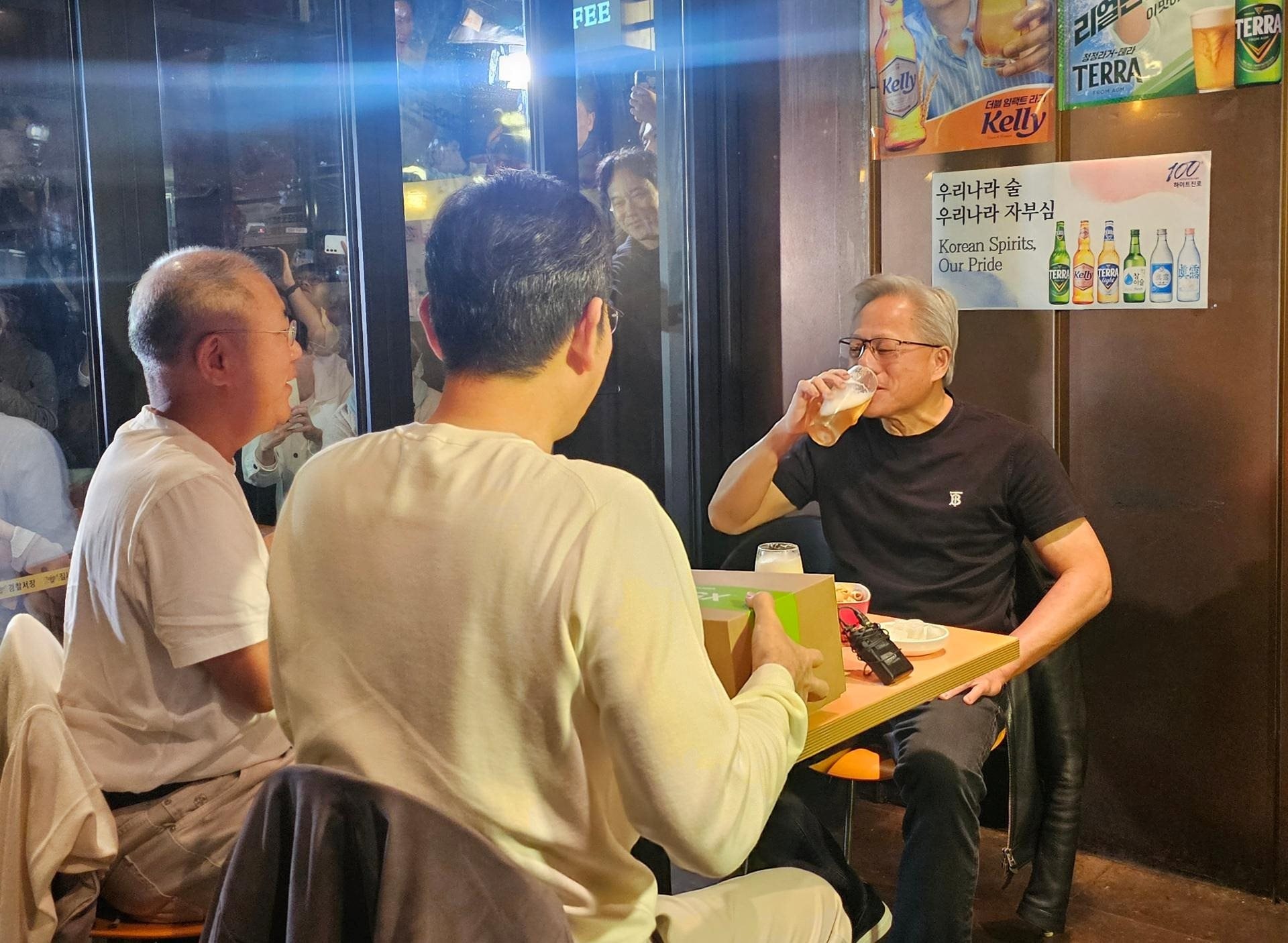 Chủ tịch Samsung và CEO Nvidia đi ăn gà uống bia, sau đó cả 2 cùng viral vì một lý do rất lạ- Ảnh 1. Chủ tịch Samsung và CEO Nvidia đi ăn gà uống bia, sau đó cả 2 cùng viral vì một lý do rất lạ- Ảnh 1.