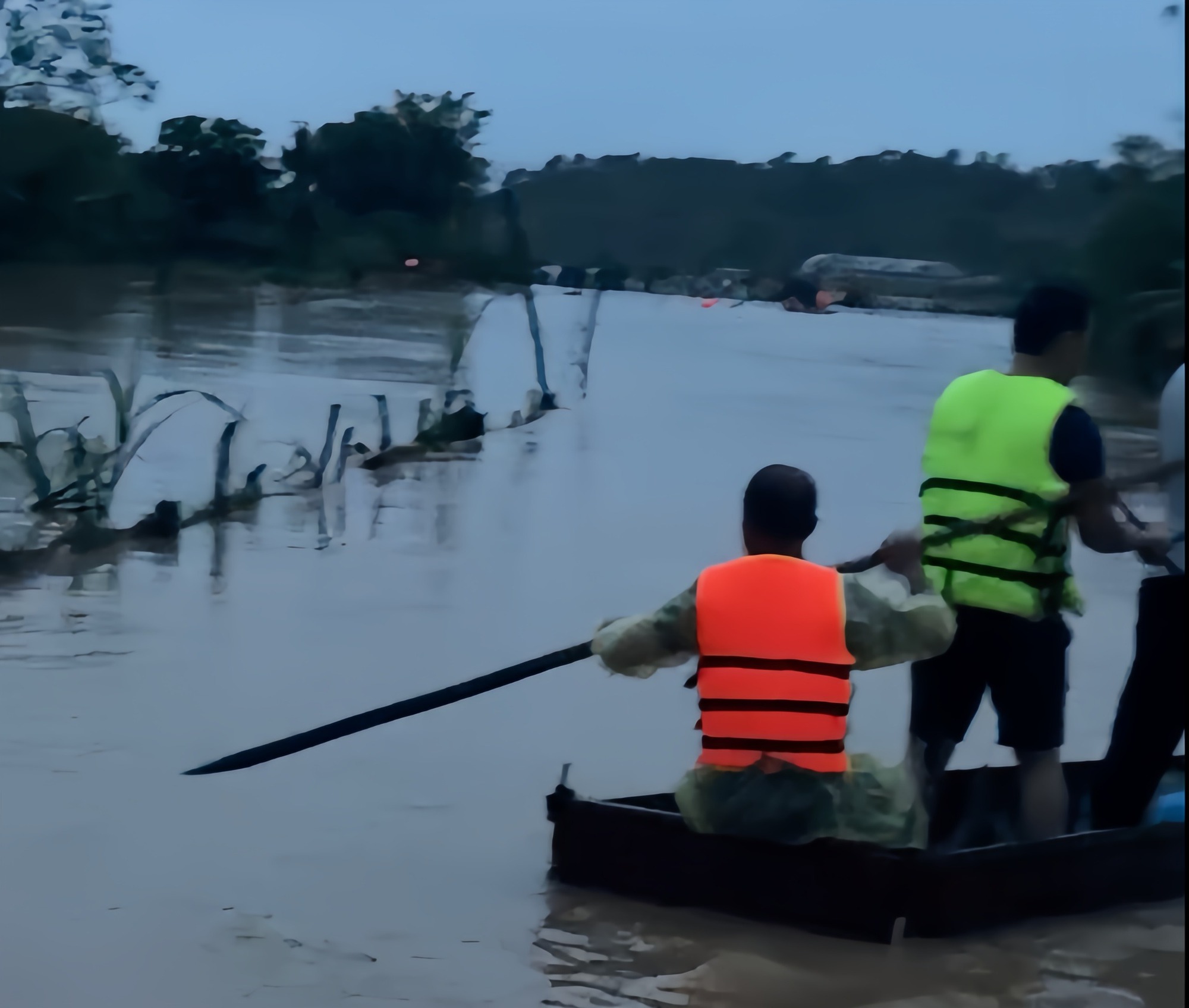 Hơn 100 người đang tìm kiếm bé gái 10 tuổi bị lũ cuốn- Ảnh 3. Hơn 100 người đang tìm kiếm bé gái 10 tuổi bị lũ cuốn- Ảnh 3.