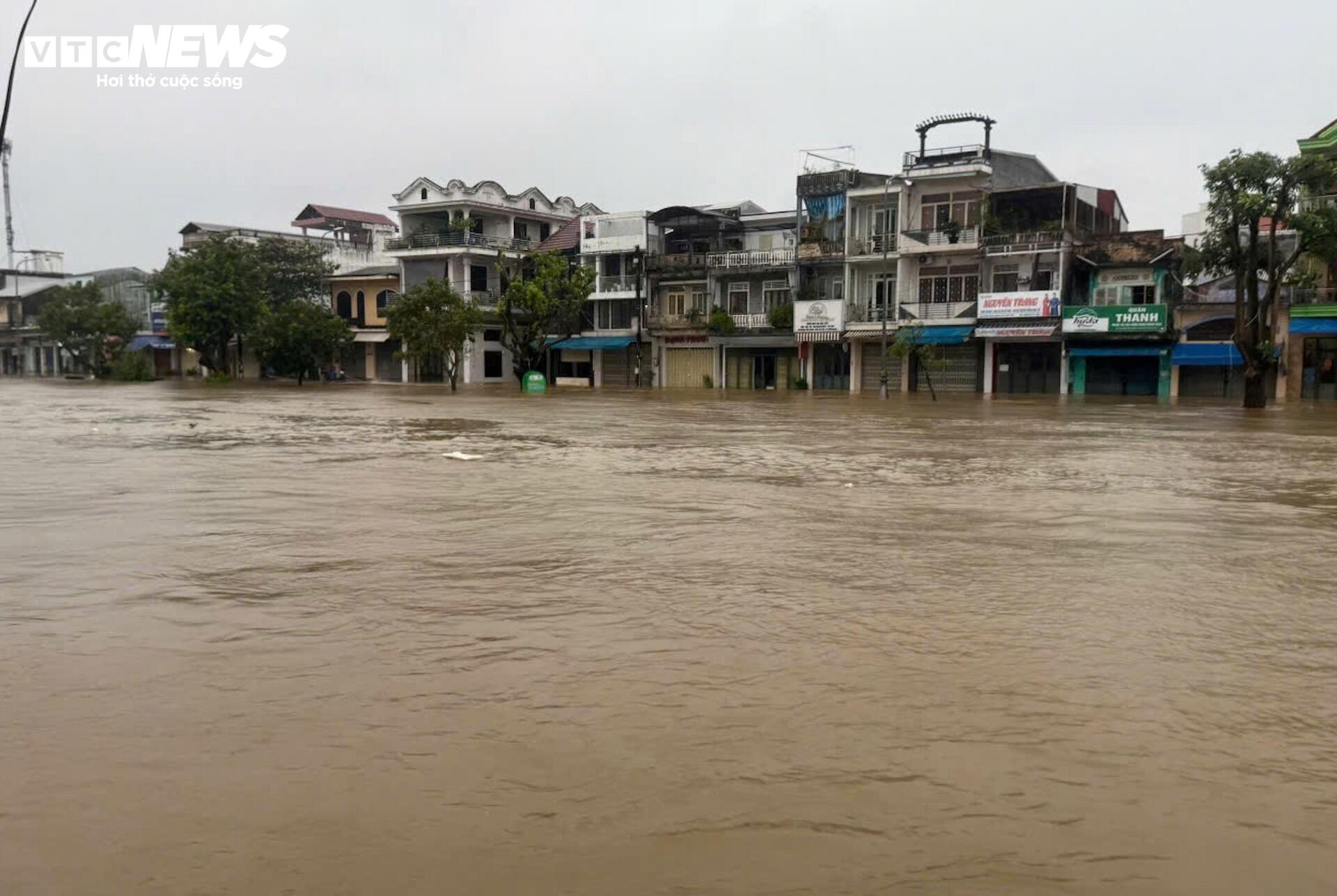 TP Huế hoang tàn, bị rác và bùn bủa vây sau trận 'đại hồng thuỷ'- Ảnh 3. TP Huế hoang tàn, bị rác và bùn bủa vây sau trận 'đại hồng thuỷ'- Ảnh 3.