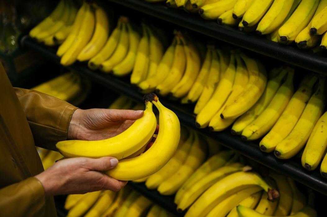 Mất 45 năm tôi mới biết cách chọn chuối ngon nhất siêu thị - không phải dựa vào màu sắc- Ảnh 1.