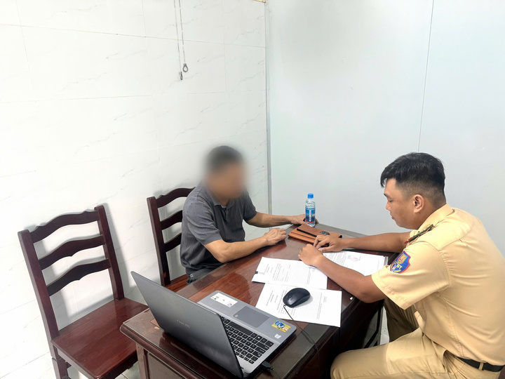 Phạt 19 triệu, trừ 4 điểm GPLX tài xế lái ô tô đi ngược chiều ở TP.HCM- Ảnh 1. Phạt 19 triệu, trừ 4 điểm GPLX tài xế lái ô tô đi ngược chiều ở TP.HCM- Ảnh 1.