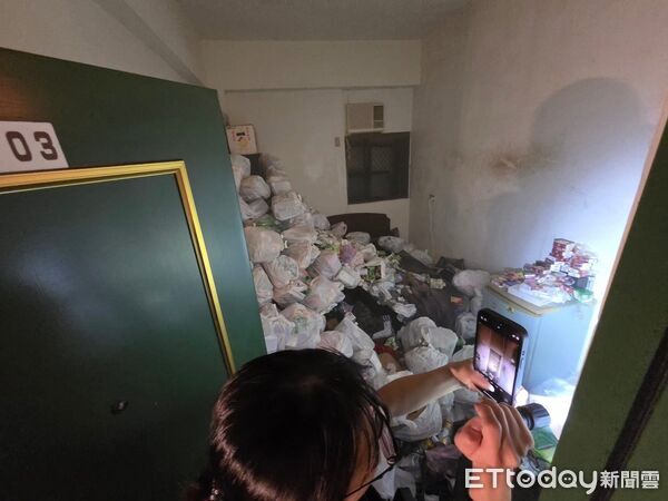 Phòng trọ bốc cháy, lộ ra cảnh tượng ám ảnh bên trong- Ảnh 1. Phòng trọ bốc cháy, lộ ra cảnh tượng ám ảnh bên trong- Ảnh 1.