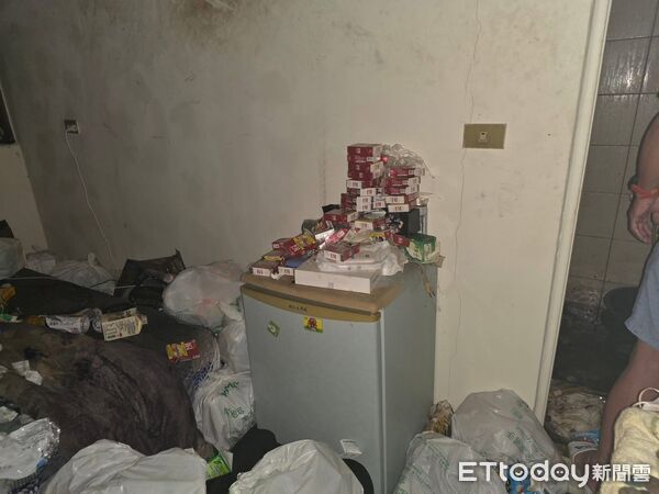 Phòng trọ bốc cháy, lộ ra cảnh tượng ám ảnh bên trong- Ảnh 3. Phòng trọ bốc cháy, lộ ra cảnh tượng ám ảnh bên trong- Ảnh 3.