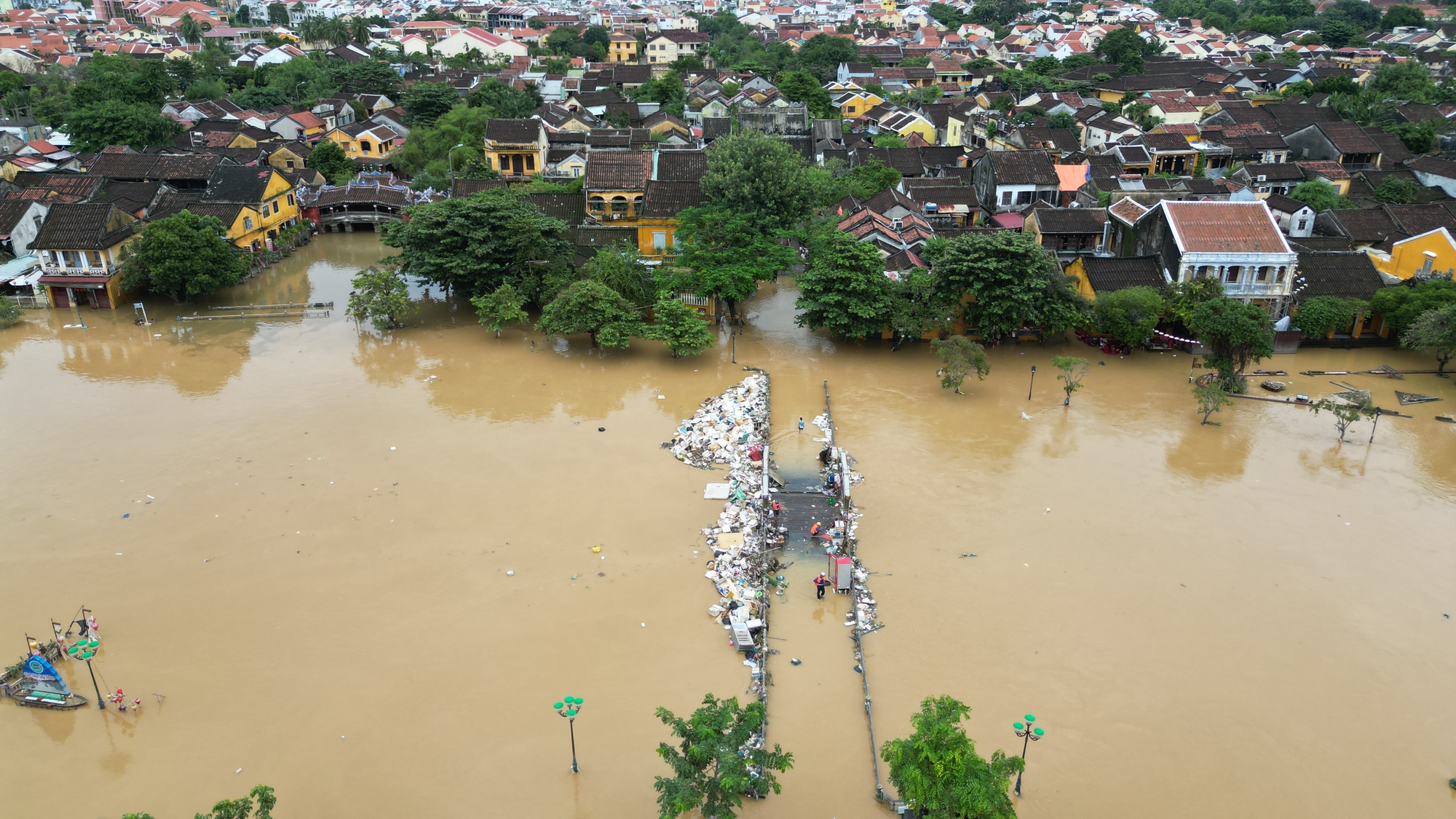 Không nhận ra Hội An sau trận lũ lịch sử- Ảnh 18. Không nhận ra Hội An sau trận lũ lịch sử- Ảnh 18.