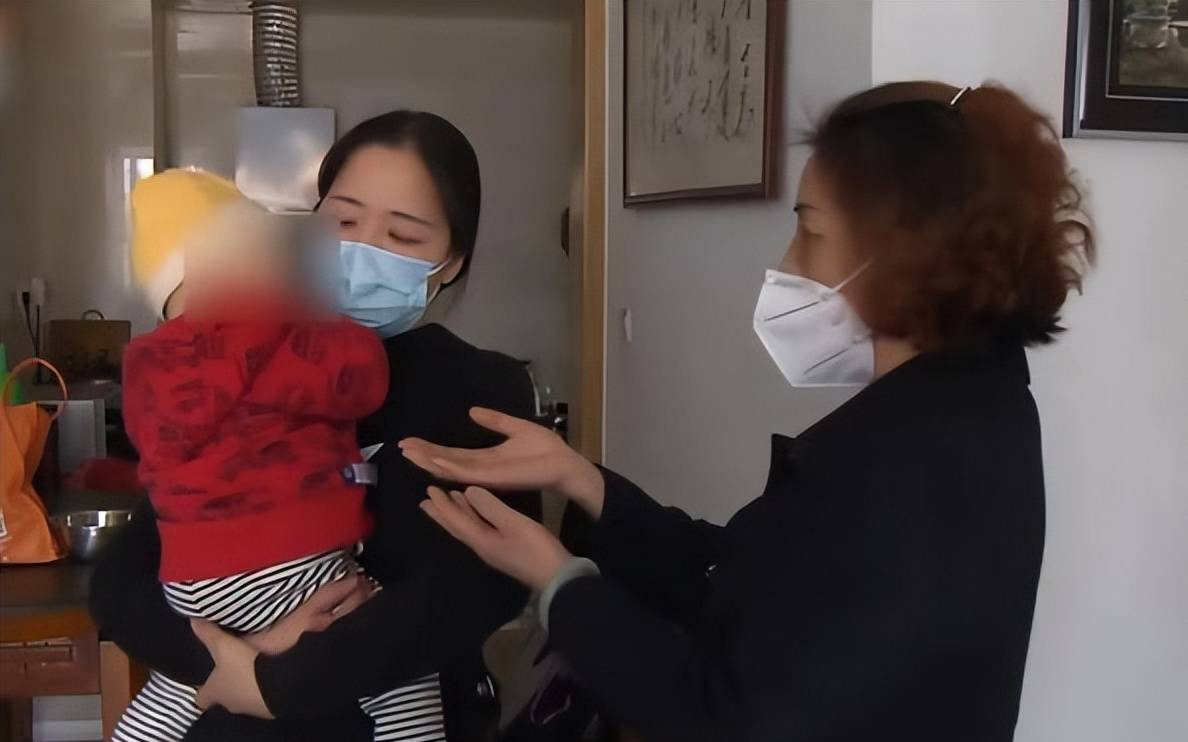 Chưa rửa tay đã bế cháu, mẹ 51 tuổi bị con trai hành hung: Quyết kiện con vào tù- Ảnh 1. Chưa rửa tay đã bế cháu, mẹ 51 tuổi bị con trai hành hung: Quyết kiện con vào tù- Ảnh 1.