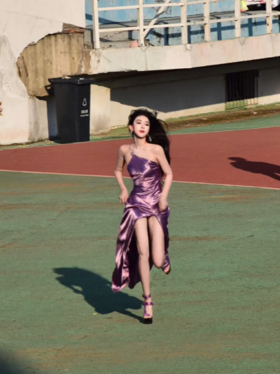 Đến trễ lễ khai mạc hội thao, nữ sinh hớt hải chạy trên sân tạo nên khoảnh khắc đẹp như phim: 6 giây thần thánh!- Ảnh 5. Đến trễ lễ khai mạc hội thao, nữ sinh hớt hải chạy trên sân tạo nên khoảnh khắc đẹp như phim: 6 giây thần thánh!- Ảnh 5.