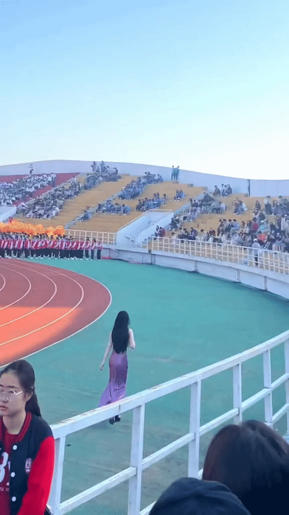 Đến trễ lễ khai mạc hội thao, nữ sinh hớt hải chạy trên sân tạo nên khoảnh khắc đẹp như phim: 6 giây thần thánh!- Ảnh 2. Đến trễ lễ khai mạc hội thao, nữ sinh hớt hải chạy trên sân tạo nên khoảnh khắc đẹp như phim: 6 giây thần thánh!- Ảnh 2.